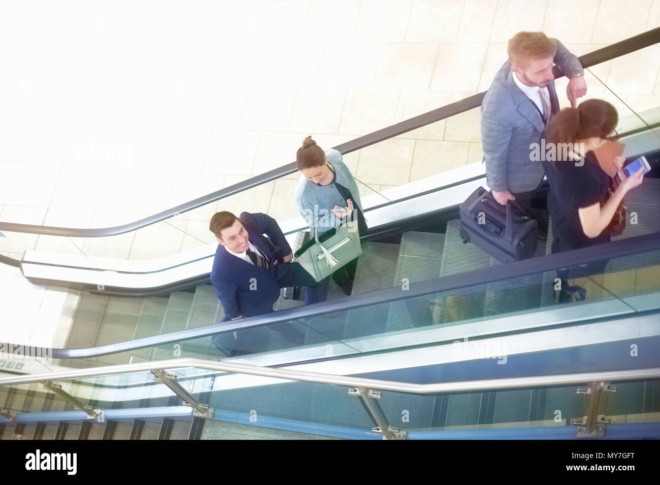 Geschäftsmänner und Frauen nach oben Flughafen Rolltreppe, hohe Betrachtungswinkel Stockfoto