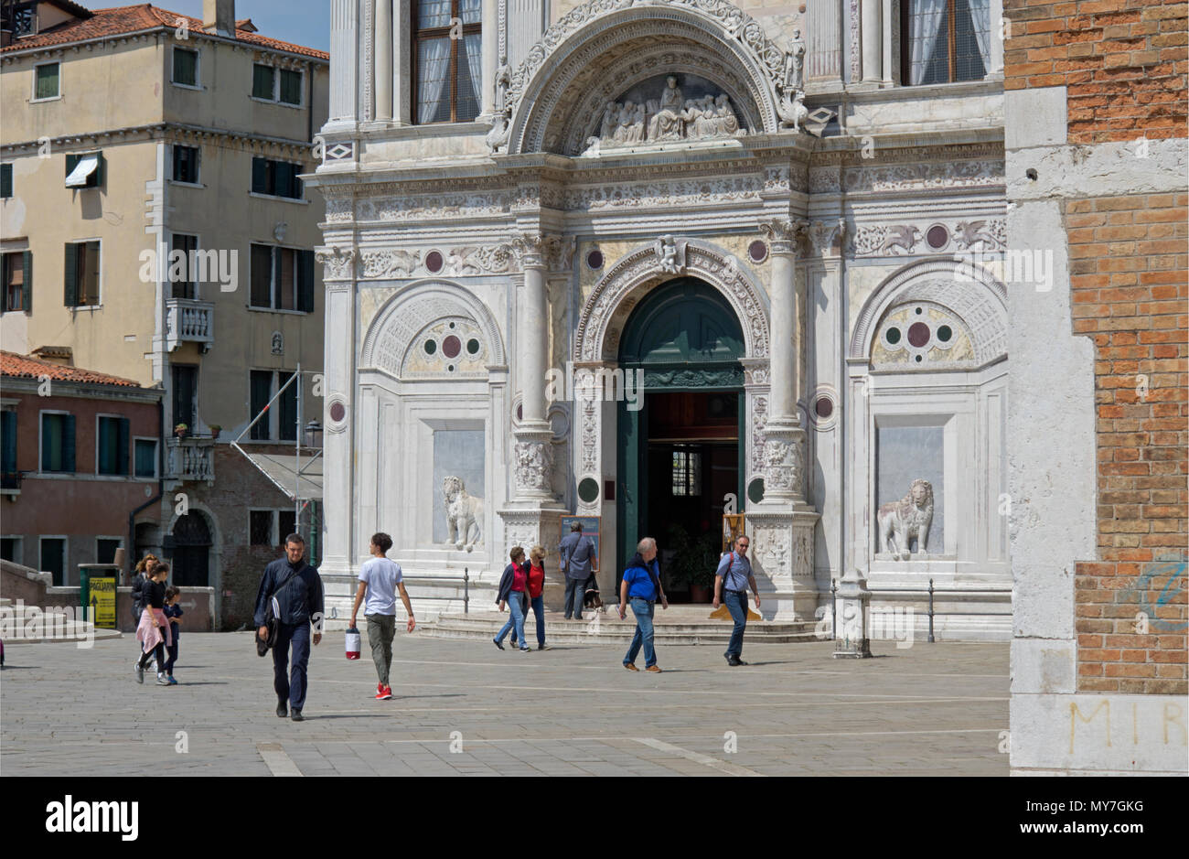 Venedig, Italien, 16. MAI 2018: das lokale Leben in Campo Santi Giovanni e Paolo Platz am Eingang des Ospedale Civile, das Venedig Krankenhaus Stockfoto