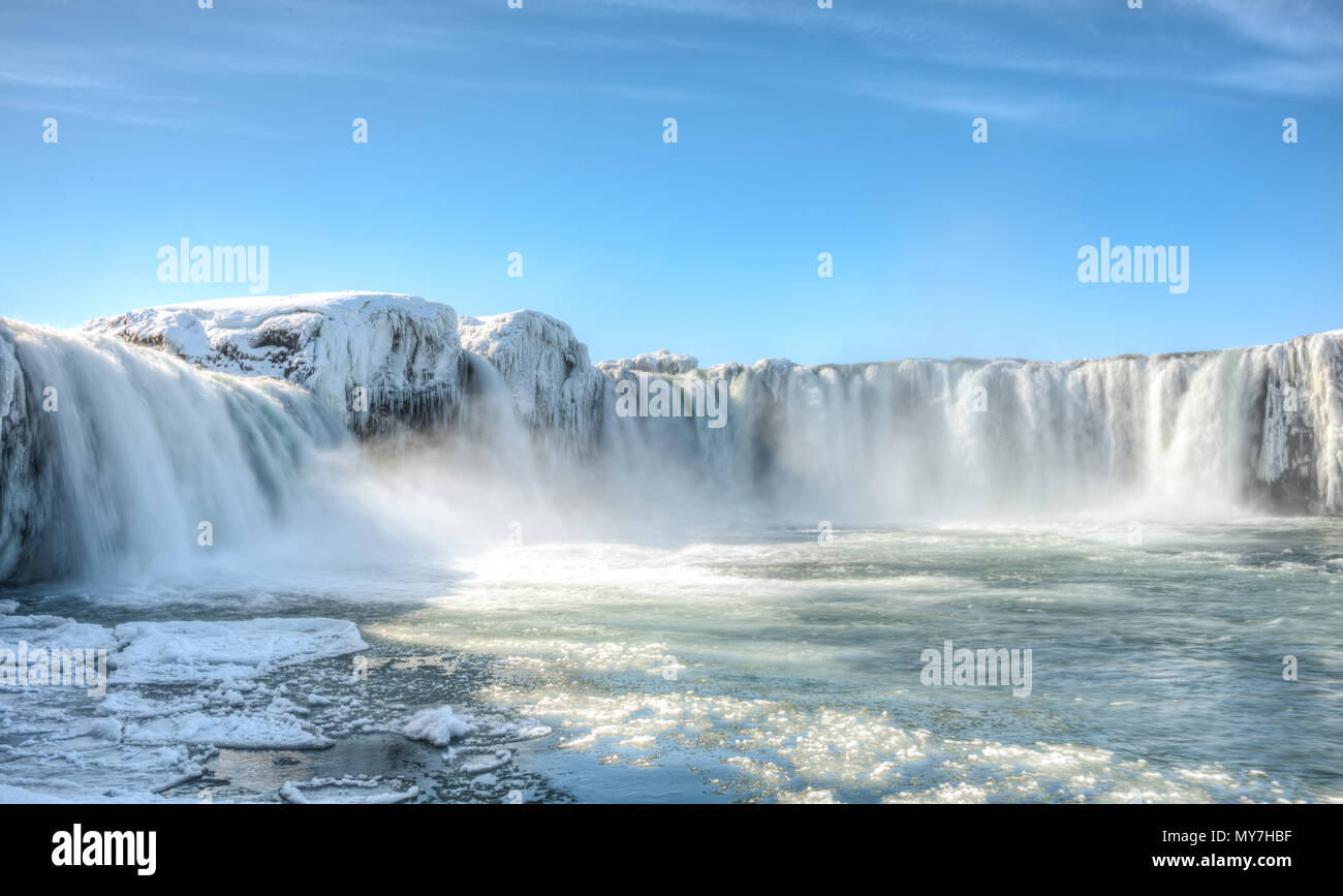 Goðafoss Wasserfall im Winter mit Schnee und Eis, nordwestlichen Region, Island Stockfoto