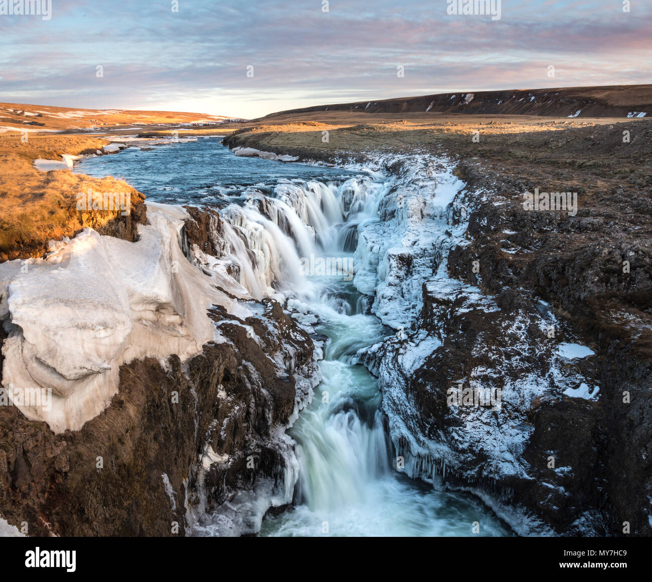 Wasserfall mit Eis und Schnee im Winter, Kolugljúfur, Sonnenuntergang, Norðurland djupivogur, Northern Island, Island Stockfoto