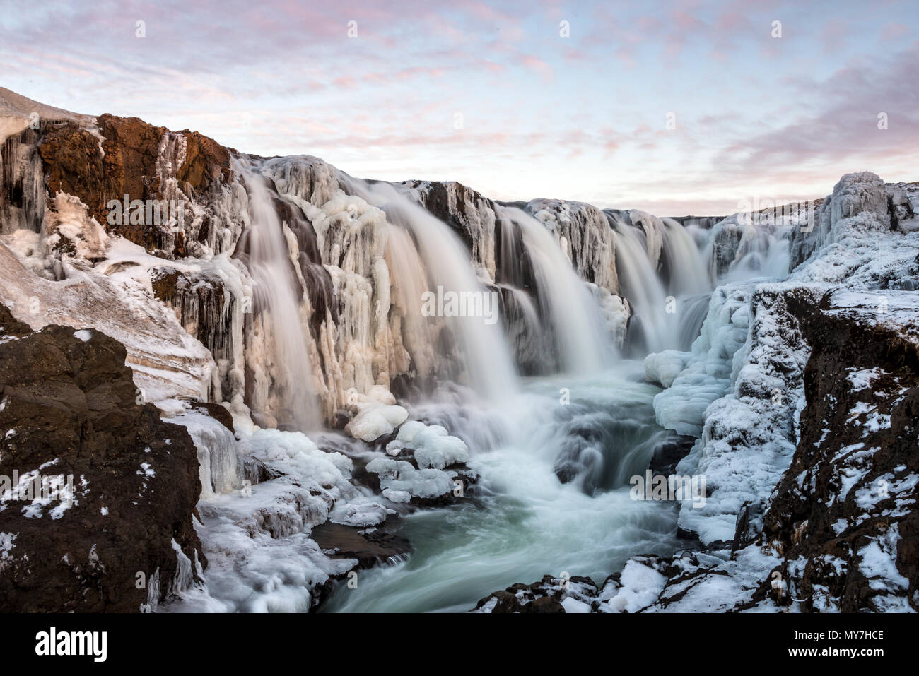 Wasserfall mit Eis und Schnee im Winter, Kolugljúfur, Sonnenuntergang, Norðurland djupivogur, Northern Island, Island Stockfoto