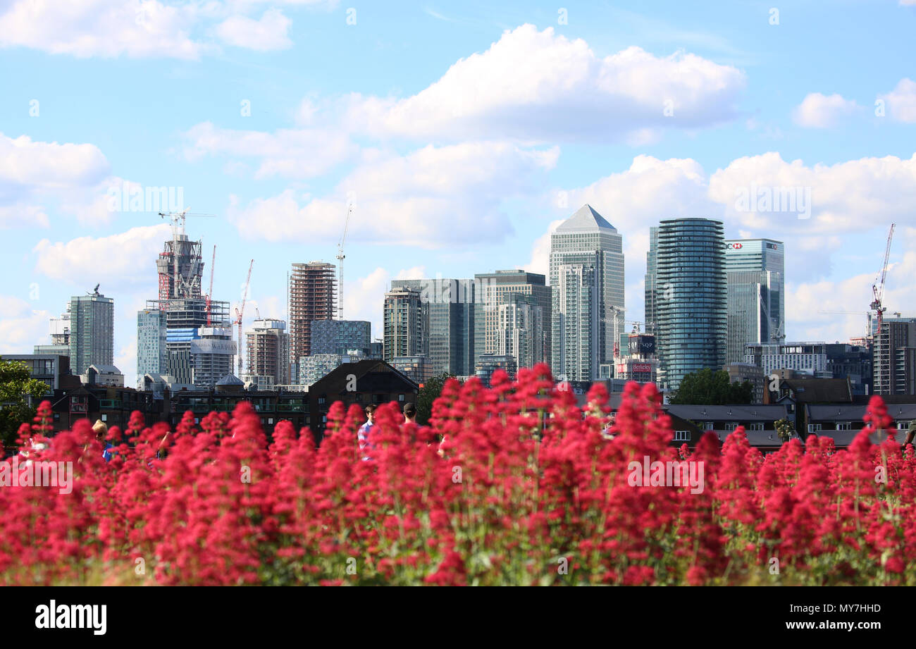 London - Juni 2, 2018. Ein Blick auf Canary Wharf, einschließlich der hohen Gebäuden One Canada Square, Sitz der HSBC-Gruppe und J.P.Morgan u. a. Stockfoto