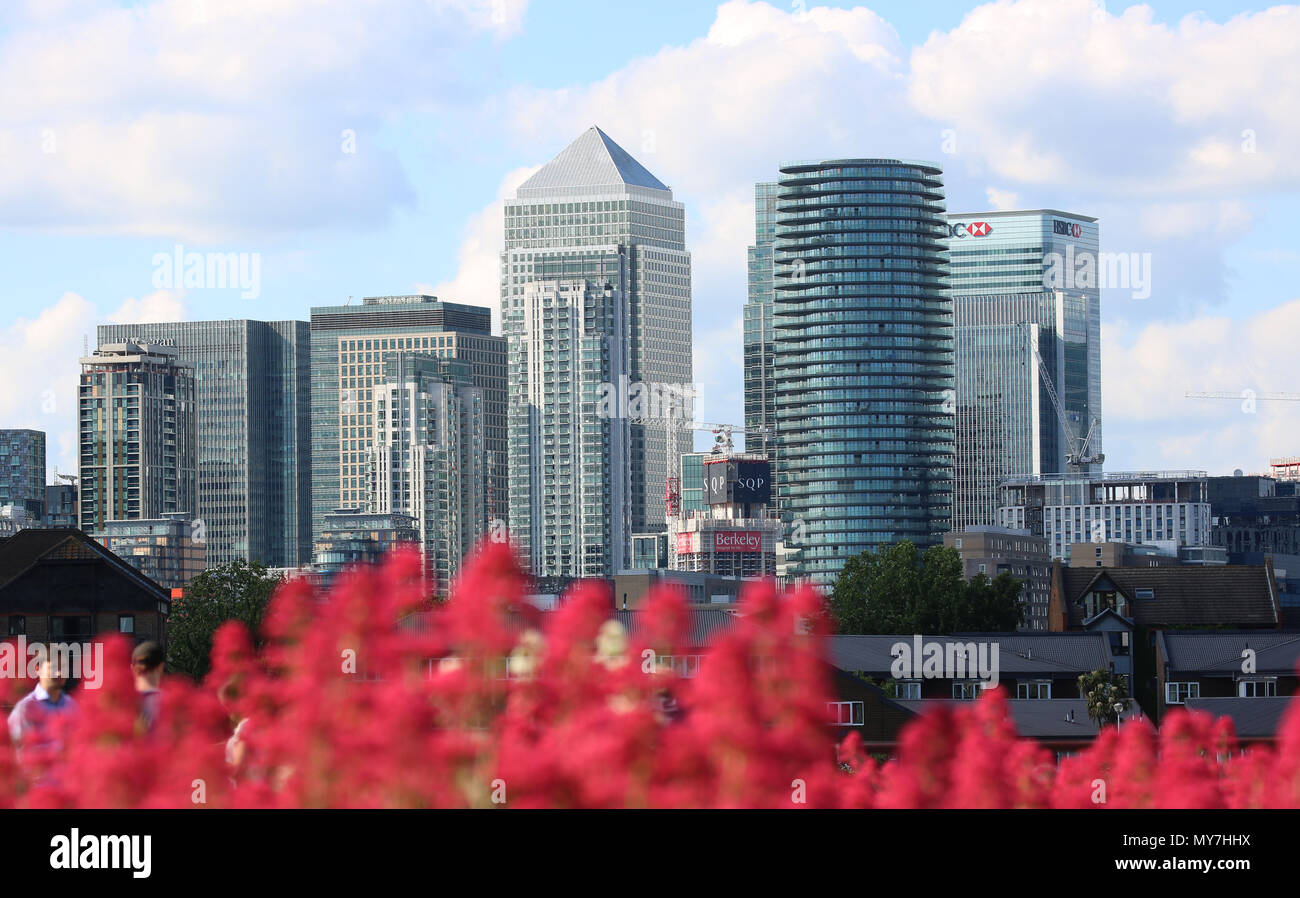 London - Juni 2, 2018. Ein Blick auf Canary Wharf, einschließlich der hohen Gebäuden One Canada Square, Sitz der HSBC-Gruppe und J.P.Morgan u. a. Stockfoto