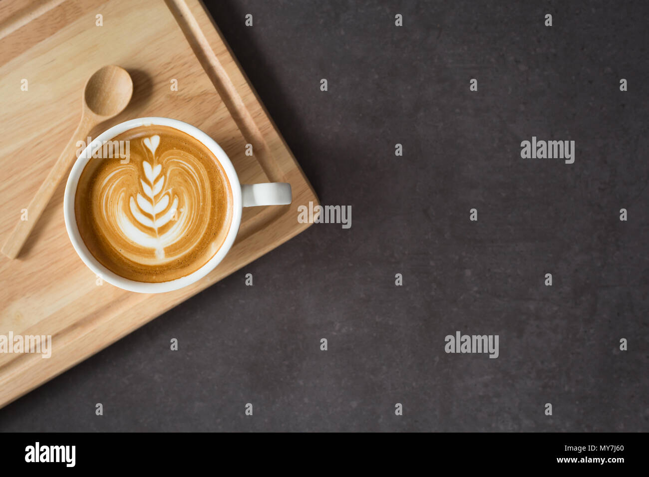 Eine Tasse Latte oder Cappuccino obere Ansicht, auf Holzplatte, Bild Leerzeichen für Ihren Text Stockfoto