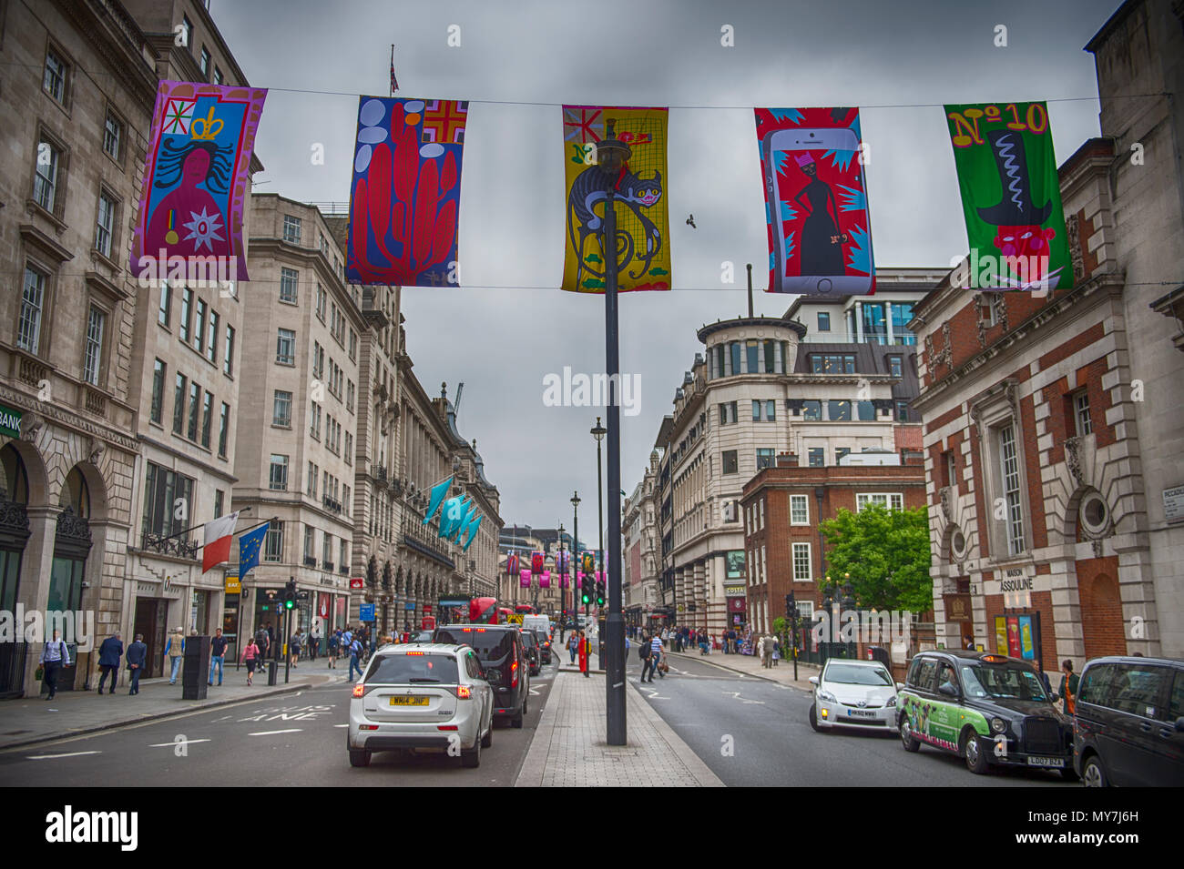 London, Großbritannien. Grayson Perry's Fahnen auf der Piccadilly. Der RA feiert sein 250-jähriges Sommer Ausstellung mit Fahnen fliegen von West End Strasse. Stockfoto