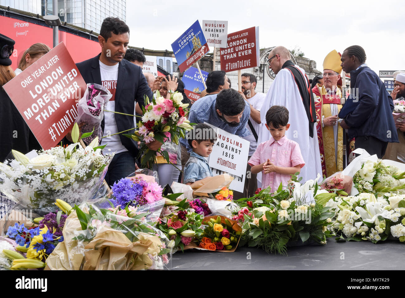 London Bridge Terroranschläge ersten Jahrestag, Freunde und Verwandten des Verstorbenen Blumen in remberance, London Bridge, London, UK Stockfoto