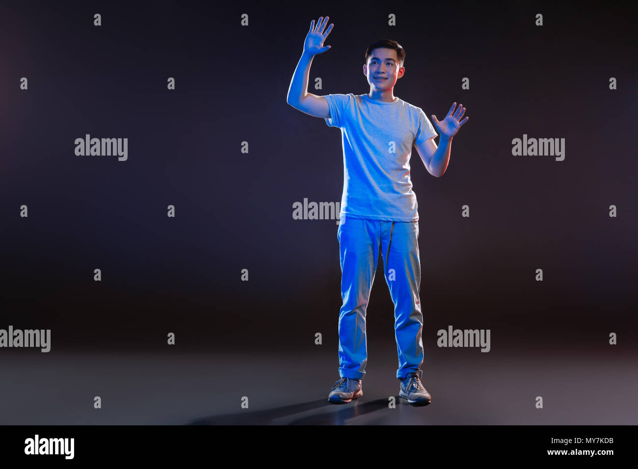 Frohe glückliche Mann stand in der Nähe der durchsichtigen Bildschirm Stockfoto