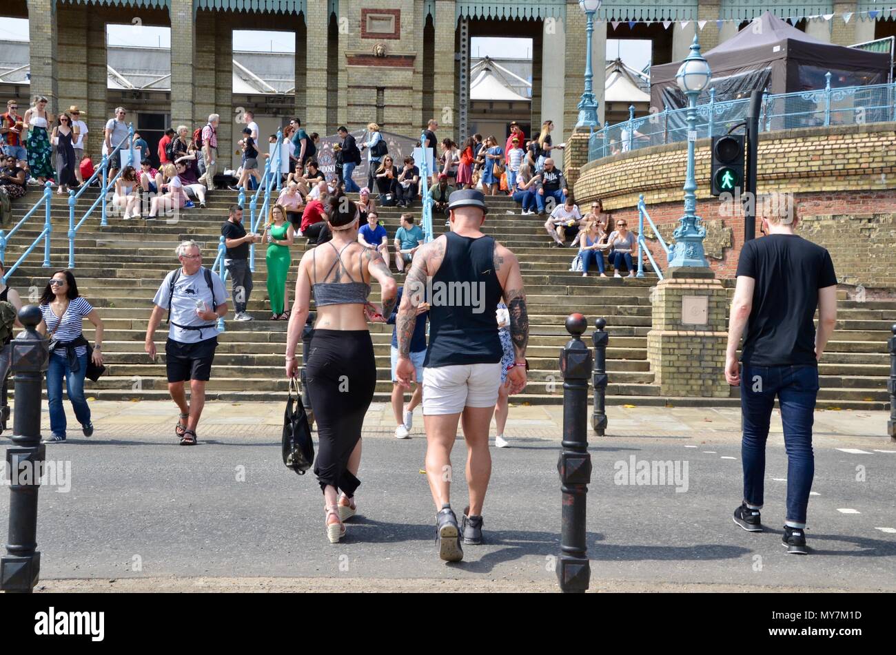 Muskel gebunden tätowiert Paar am Street Food Festival im Alexandra Palace London UK 2018 Stockfoto