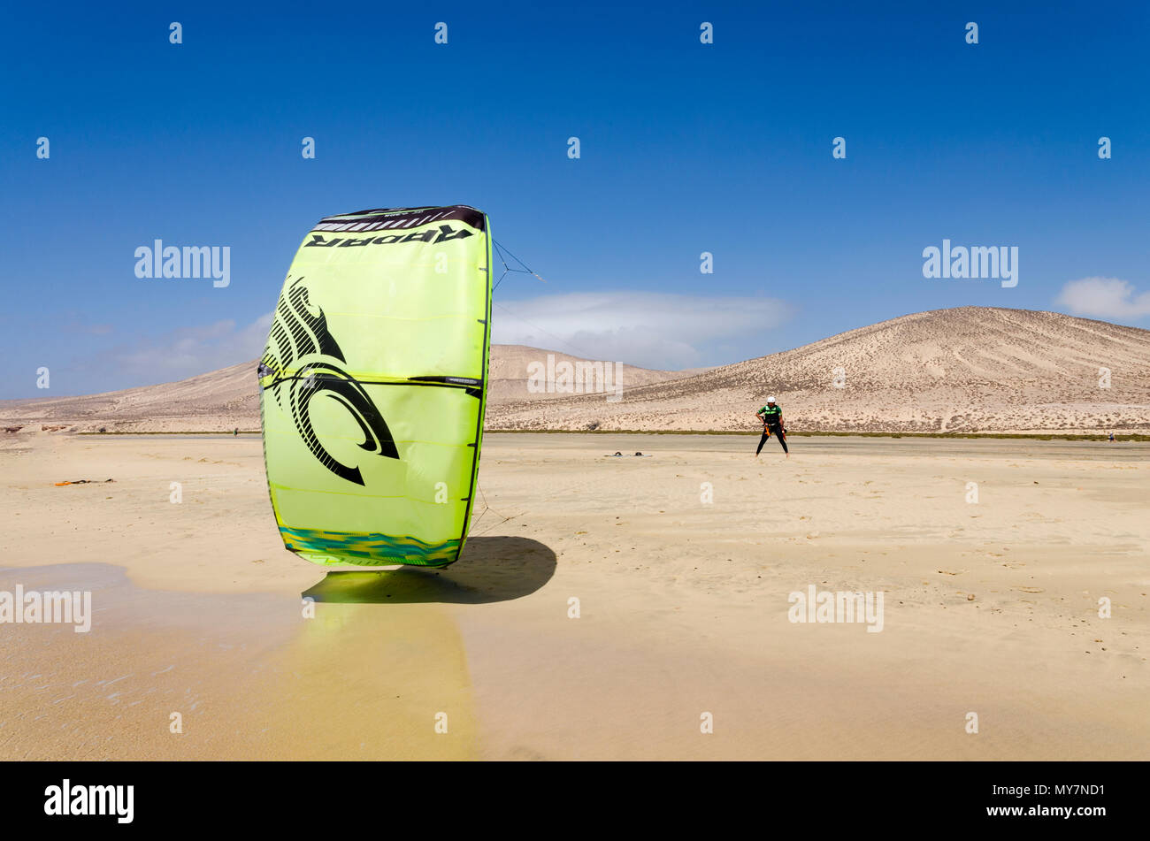 Sotavento Beach, Fuerteventura, Kanarische Inseln, Spanien: 15. Mai 2018. Ein kitesurfer Ausbildung in Rene Egli Kitesurfen und Windsurfen Schule auf Sotaven Stockfoto