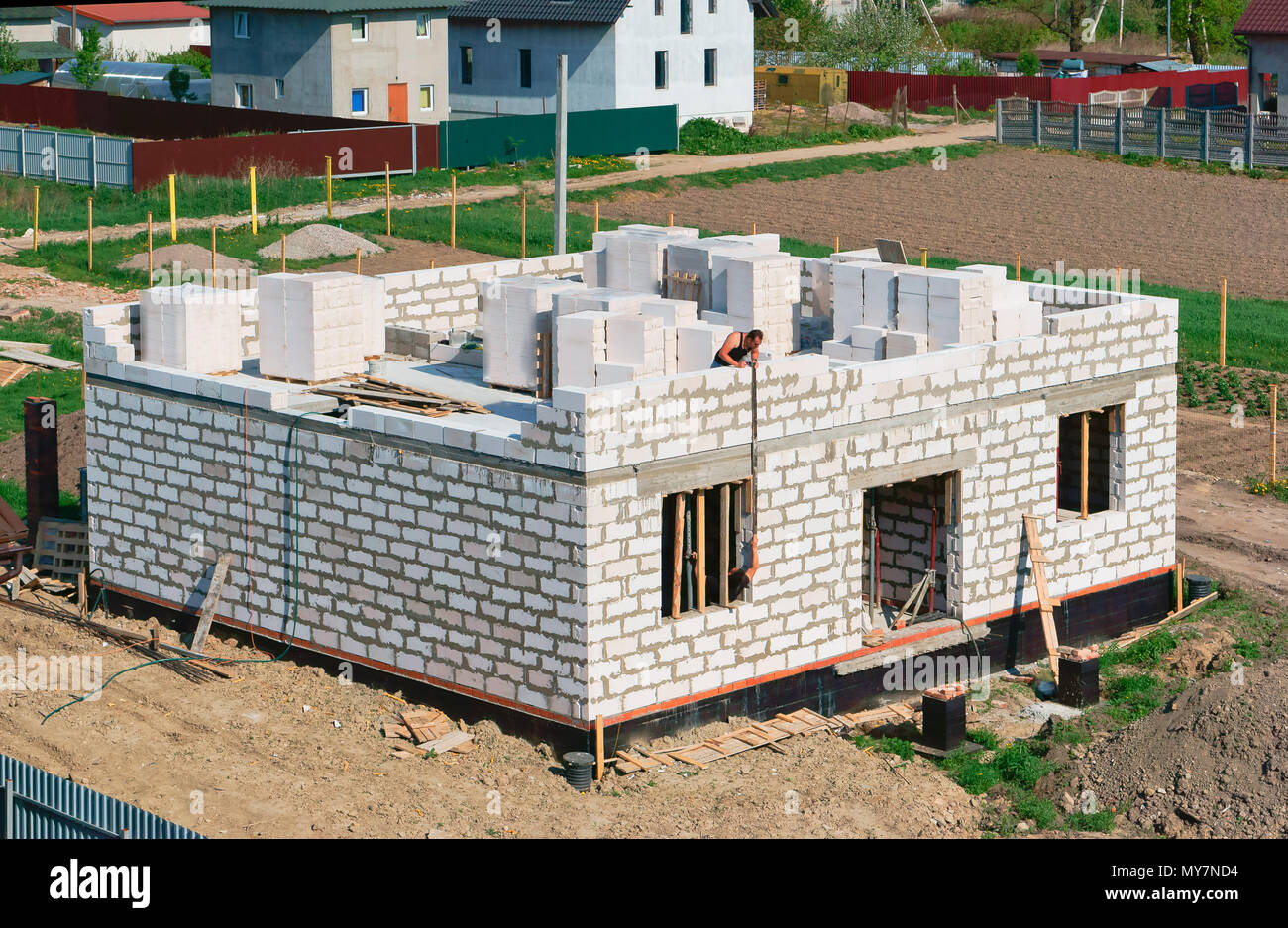 Zement - gefüllte Grundlage für ein eigenes Haus, das Fundament für das Haus im Bau, Frischbeton Stiftung Stockfoto