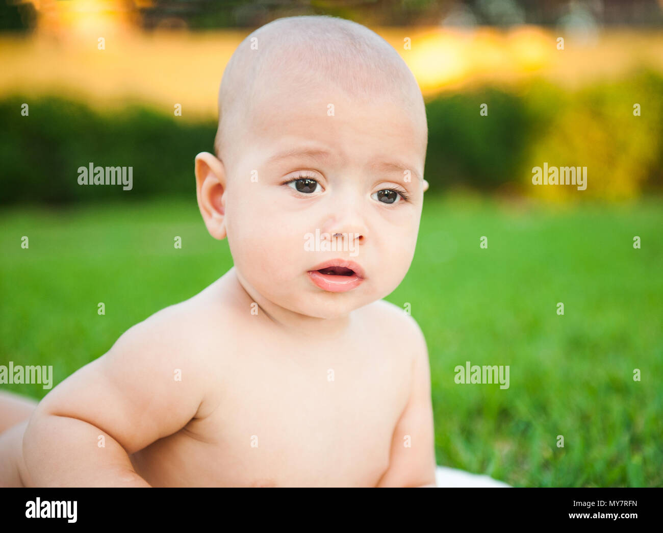 Süsser Boy auf einem Hintergrund von Natur Stockfoto