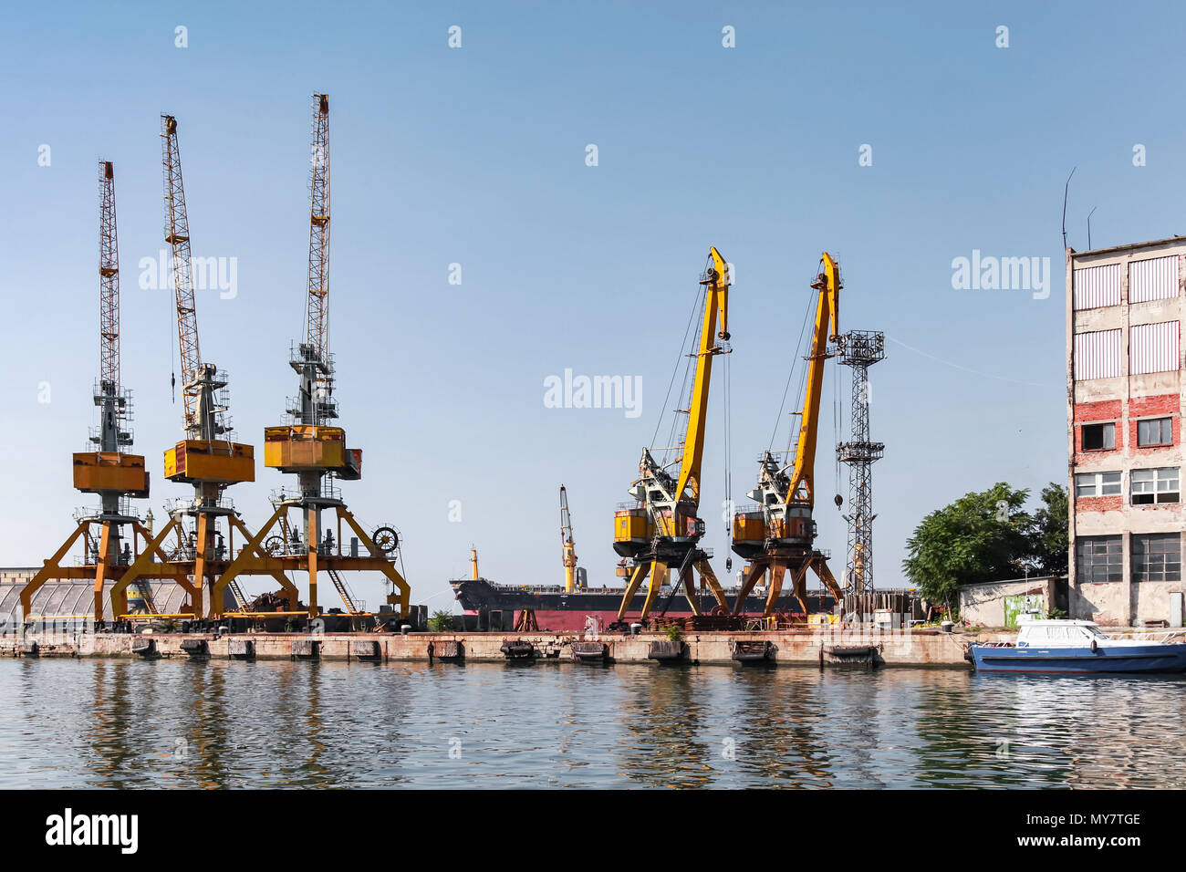 Gelbe port Kräne stehen an der Pier im hafen Burgas. Schwarzmeerküste, Bulgarien Stockfoto