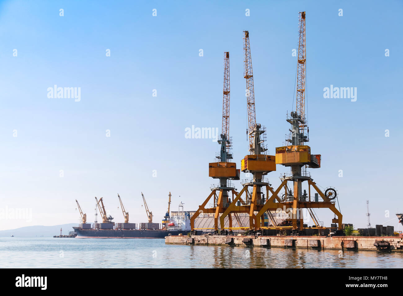 Gelb Fracht Hafen Kräne stehen an der Pier im hafen Burgas. Schwarzmeerküste, Bulgarien Stockfoto