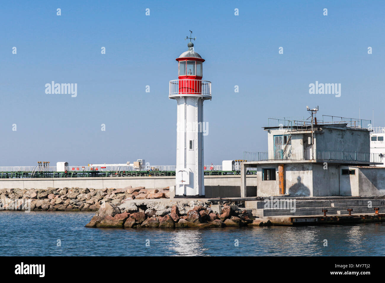 Weiß Lighthouse Tower mit roter Spitze steht am Eingang Wellenbrecher im Hafen Burgas, Schwarzmeerküste, Bulgarien Stockfoto