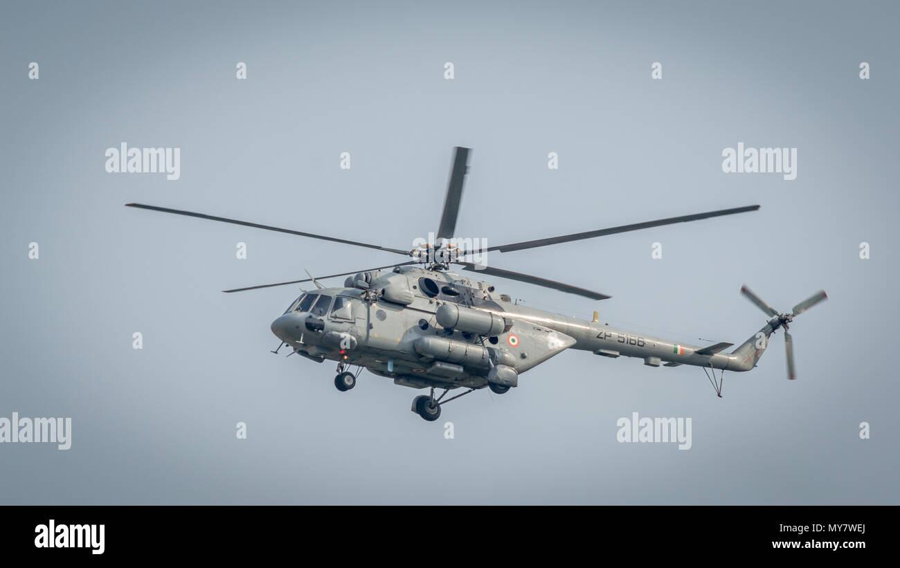 Kolkata, Kalkutta, Indien - 7. Mai 2017: Eine Armee helicoper über die Stadt Kolkata fliegen auf einem hellen, sonnigen Tag, Indien Stockfoto