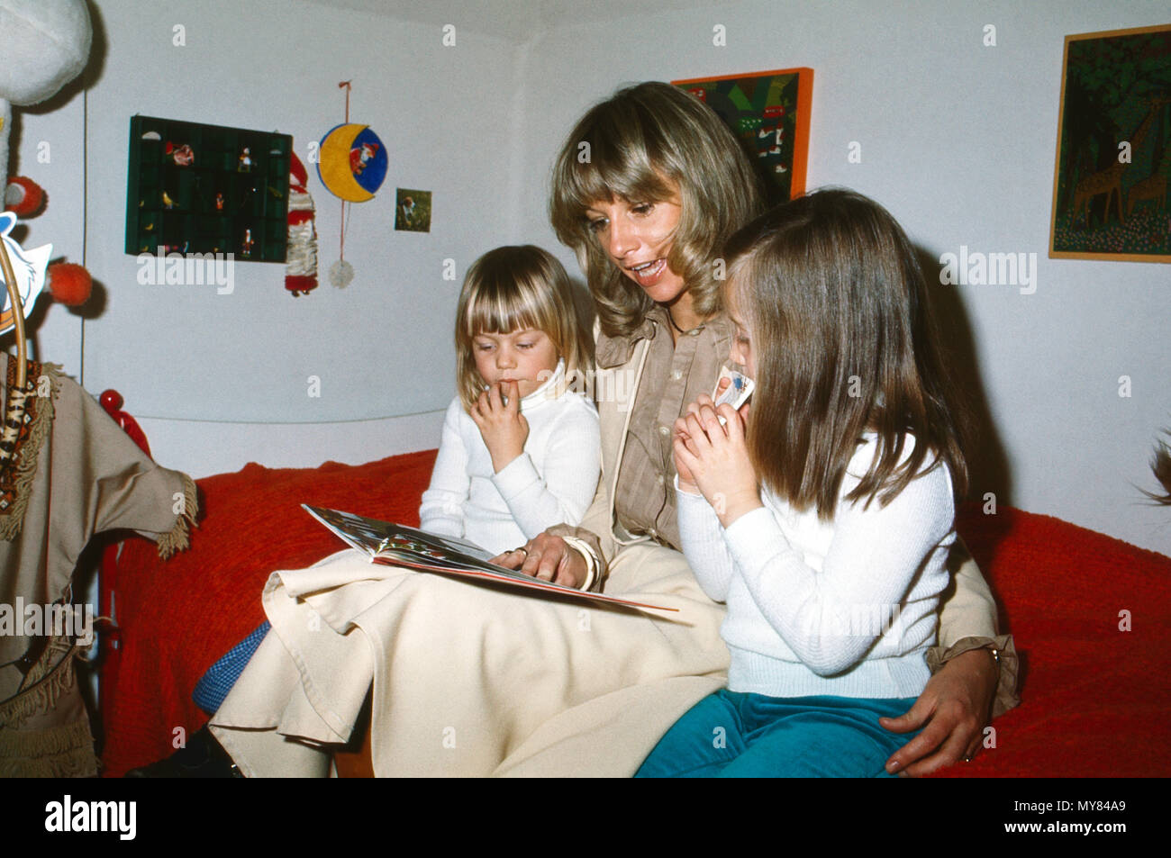 Prinzessin Angela von Hohenzollern mit den Töchtern Stephanie und Valerie in München, Deutschland 1975. Prinzessin Angela von Hohenzollern mit ihren Töchtern Stephanie und Valerie in München, Deutschland 1975. Stockfoto