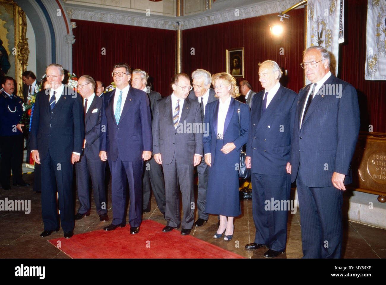 Carl Carstens, Philipp Jenninger, Lothar Späth, Hannelore Kohl, Louis Ferdinand Prinz von Preußen und Bundeskanzler bei der Gedenkfeier zum 200. Todestag von Friedrich II. in die Burg Hohenzollern in Hechingen, Deutschland 1986. Carl Carstens, Philipp Jennnger, Lothar Spaeth, Hannelore Kohl, Louis Ferdinand Prinz von Preußen und Bundeskanzler Helmut Kohl am Gedenken an den 200. Jahrestag des Todes der preußische König Friedrich II. auf Burg Hohenzollern bei Hechingen, Deutschland 1986. Stockfoto