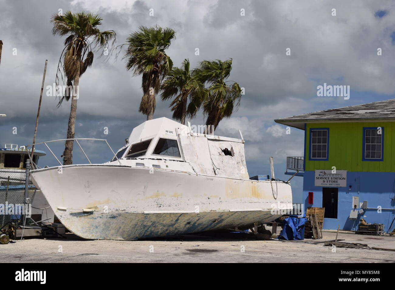 Hurricane Matthäus 2016 Schaden. West End settlement Grand Bahama Island, Bahamas. Boot auf Land gestrandet. Stockfoto