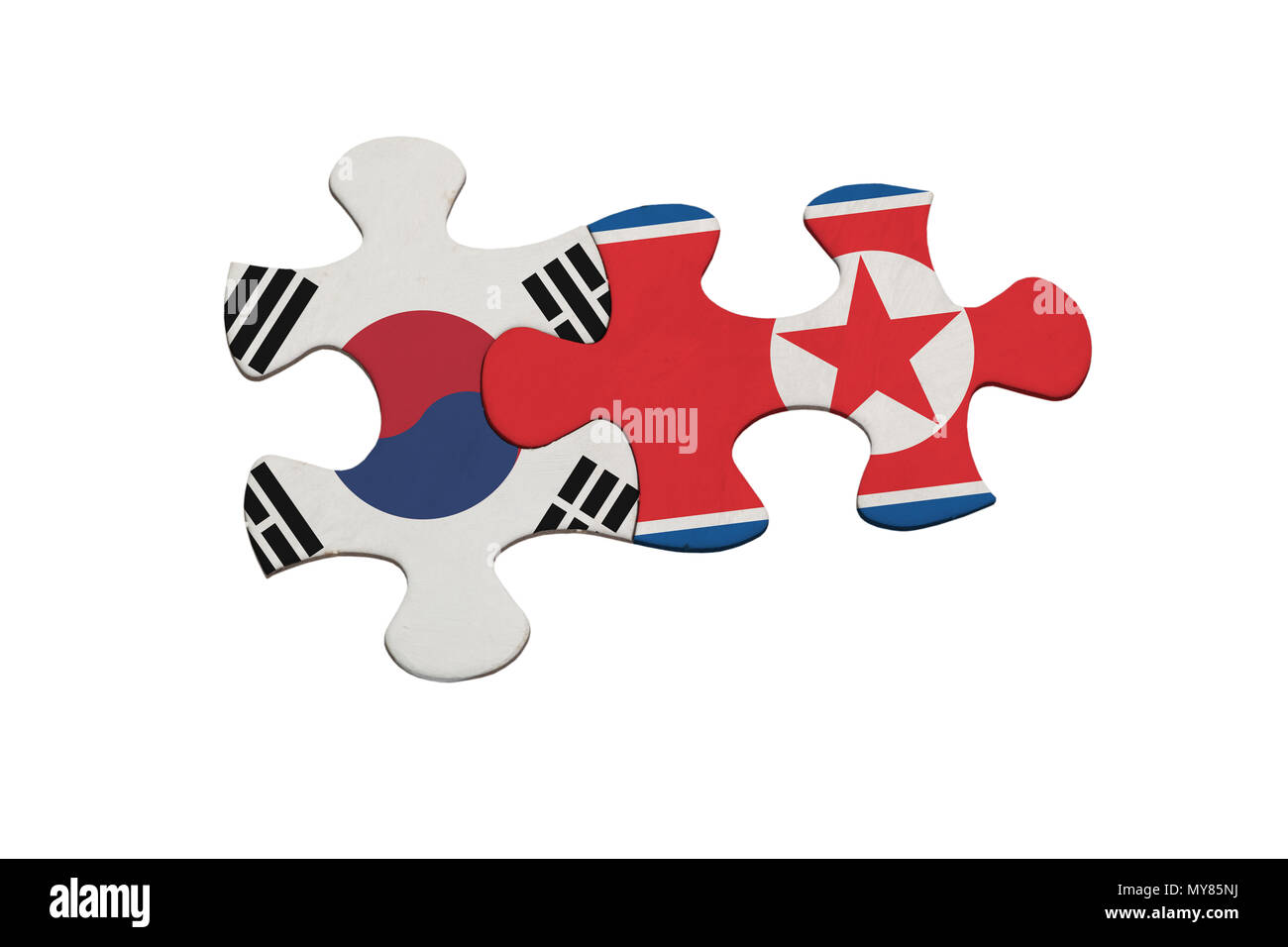 Puzzleteile, die die Beziehung zwischen Nordkorea und Südkorea isoliert auf weißem Hintergrund Stockfoto