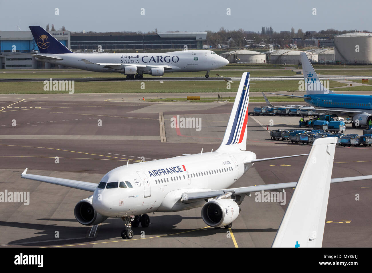 KLM Flugzeug, AirFrance Airbus A319, Saudi Cargo Boeing 747, Flugzeuge, am Amsterdamer Flughafen Schiphol, in Nordholland, Niederlande, Stockfoto