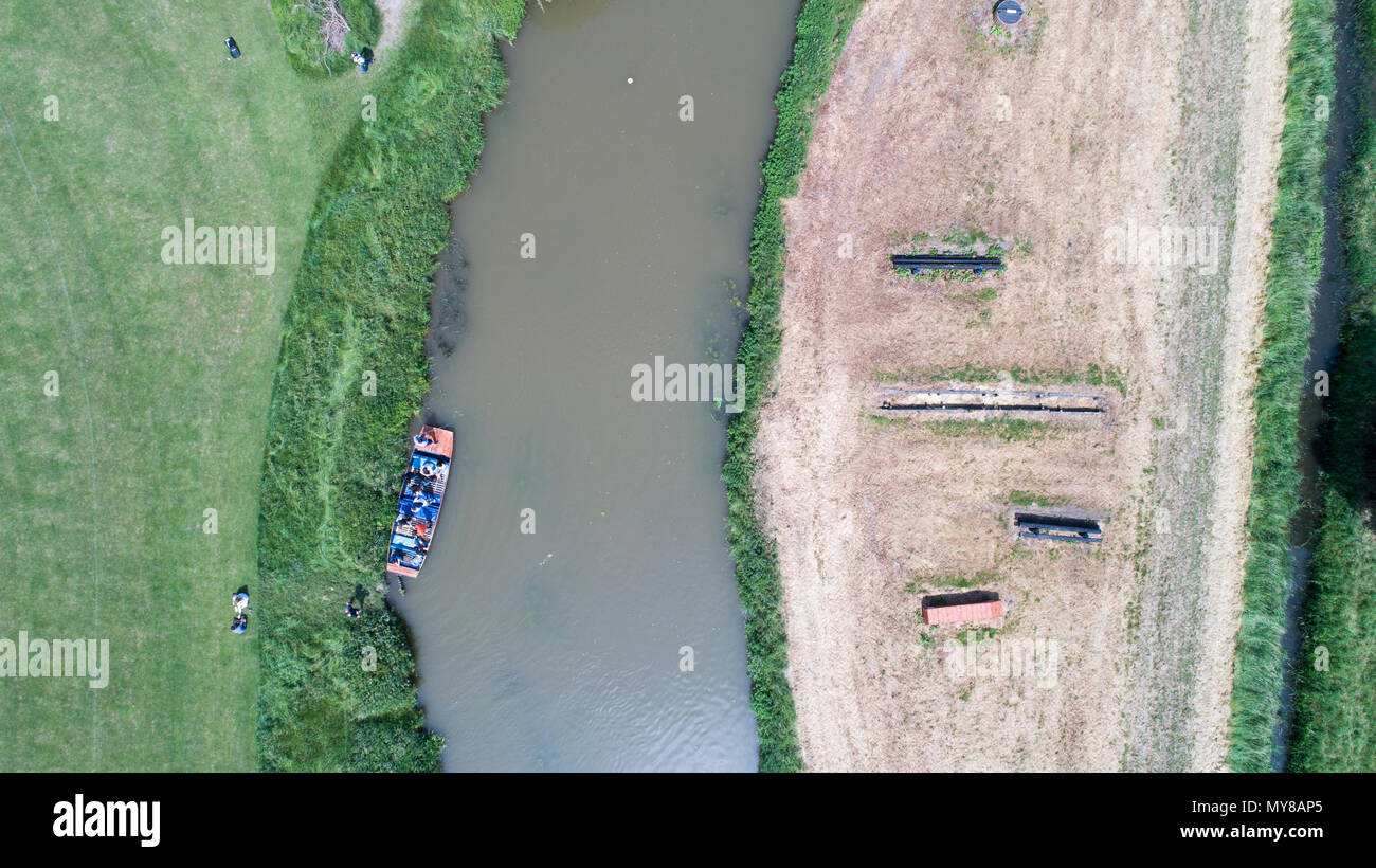 Luftbild zeigt, wie Menschen das heiße Wetter durch punting on the River Cam im Grantchester am Sonntag nachmittag (3. Juni) Stockfoto