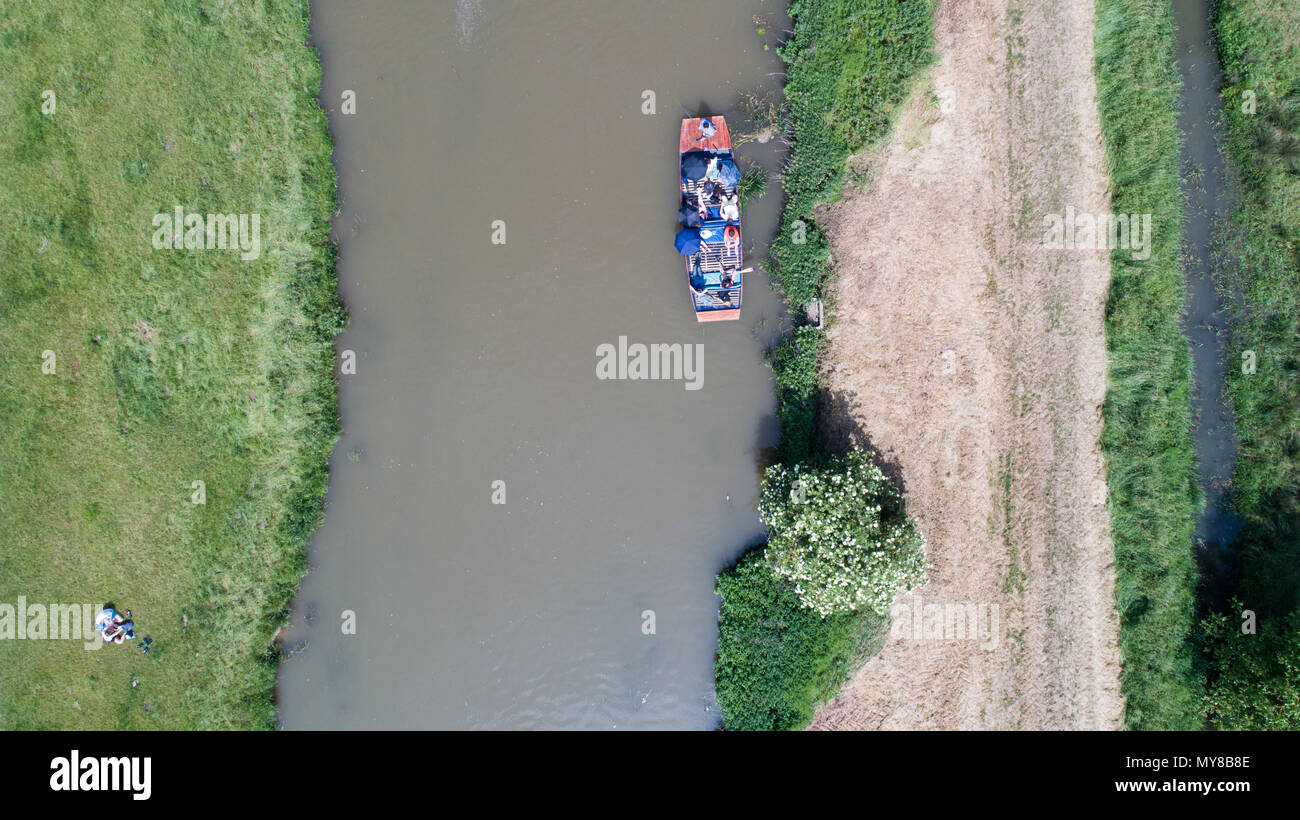 Luftbild zeigt, wie Menschen das heiße Wetter durch punting on the River Cam im Grantchester am Sonntag nachmittag (3. Juni) Stockfoto