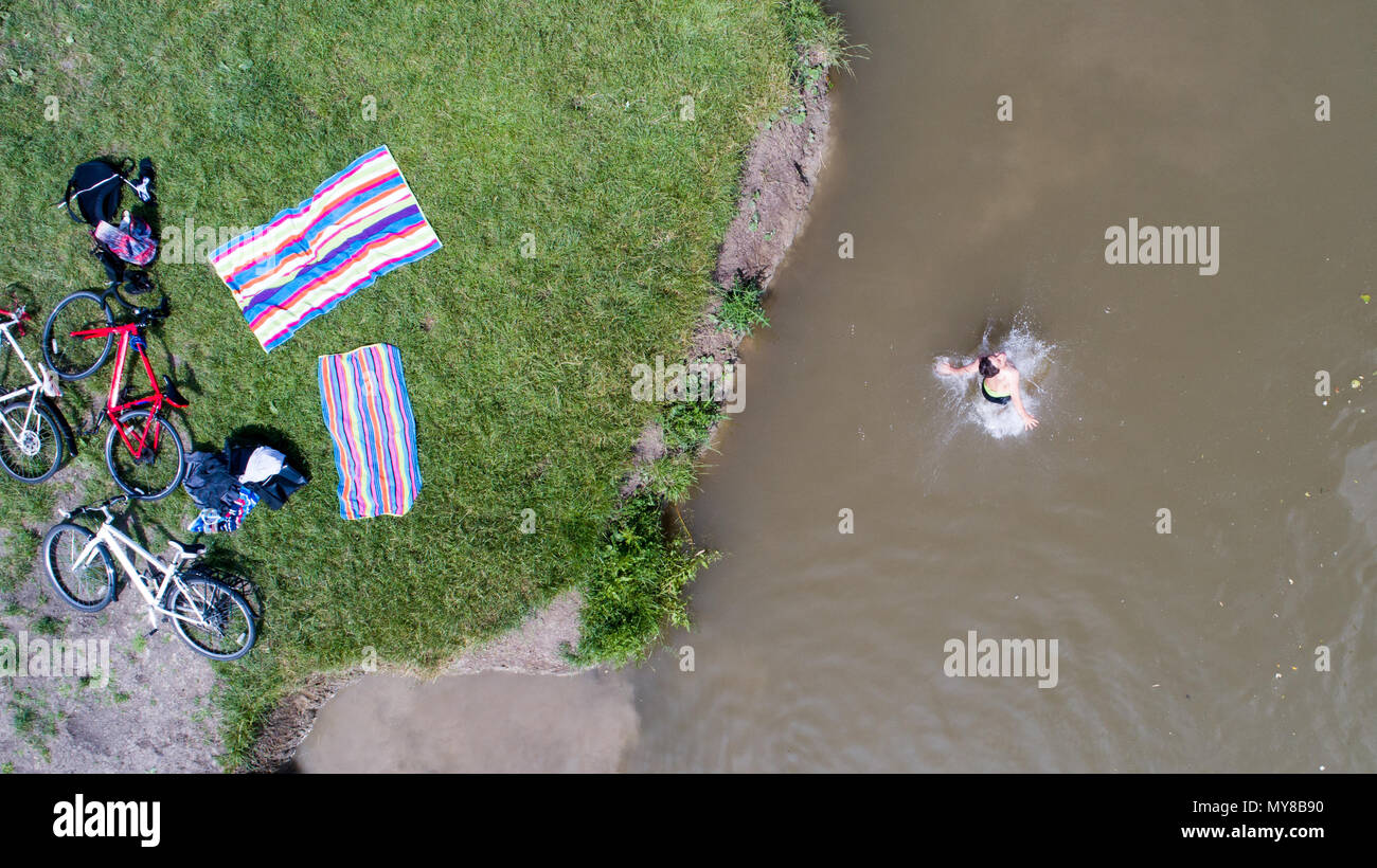 Luftbild zeigt, wie Menschen das heiße Wetter durch Schwimmen im Fluss Cam im Grantchester am Sonntag nachmittag (3. Juni) Stockfoto