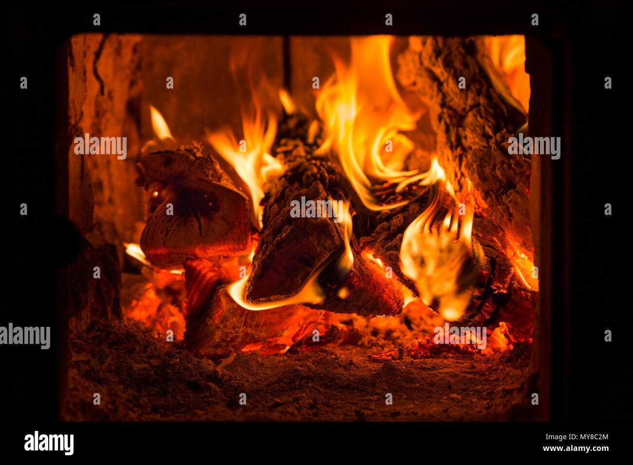 Feuer und Glut im Kamin Ofen Stockfoto