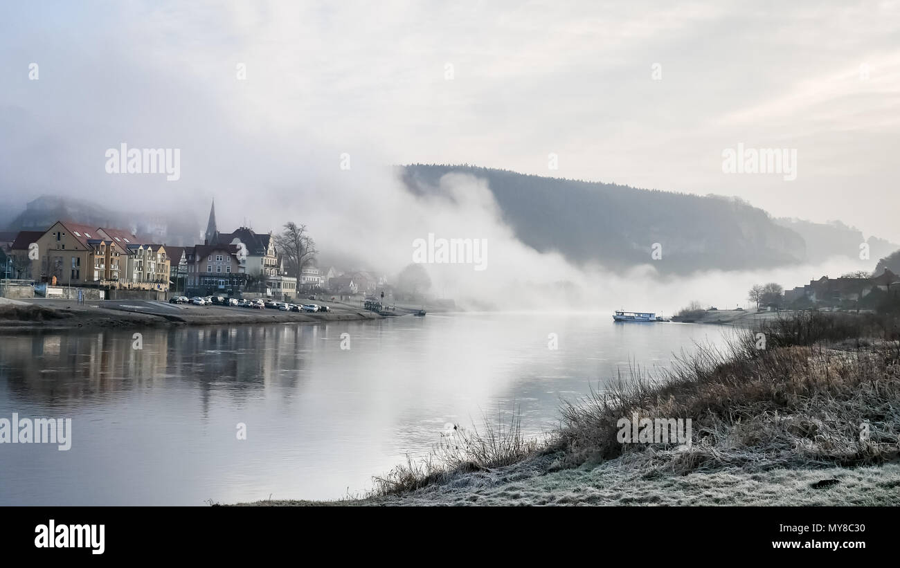Nebel steigt über die Elbe bei dem kleinen Dorf Wehlen in der Sachsen-schen Schweiz in der Nähe von Dresden. Stockfoto
