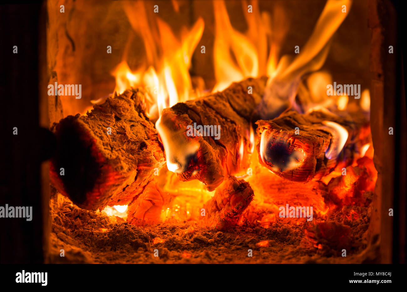 Feuer und Glut im Kamin Ofen Stockfoto