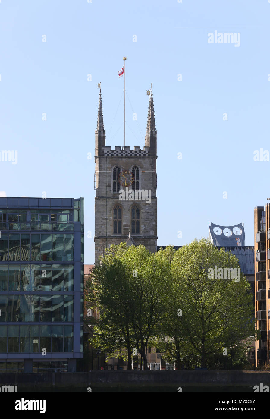 Ein Blick auf die Southwark Cathedral aus dem Norden bankside der Themse gesehen. Stockfoto