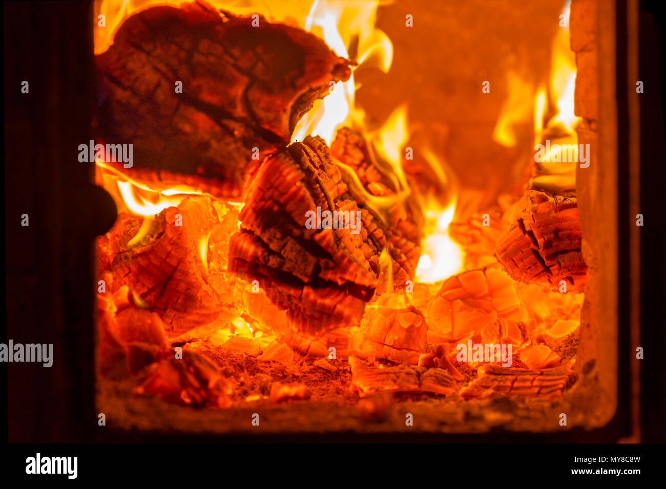 Feuer und Glut im Kamin Ofen Stockfoto