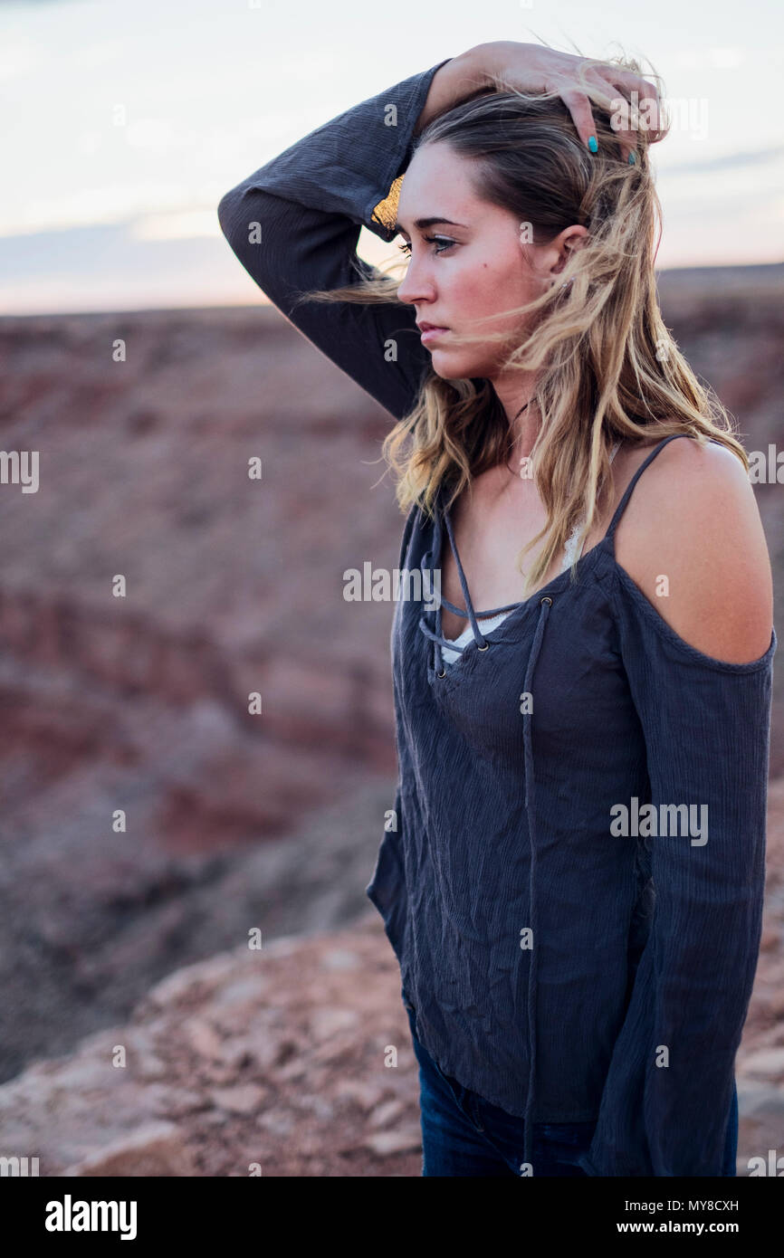 Junge Frau in remote Einstellung, zu betrachten, die Haare im Gesicht, Mexican Hat, Utah, USA Stockfoto