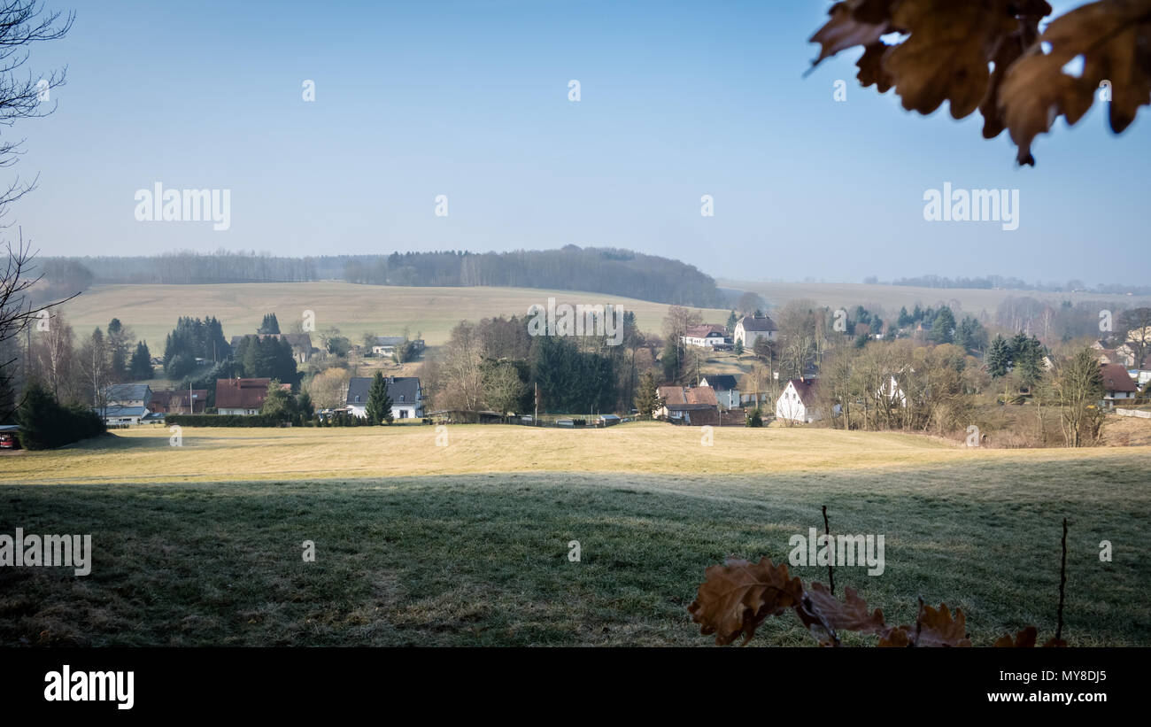 Blick auf die pfaffendorfer im Frühjahr von einem Wanderweg (Deutschland) Stockfoto