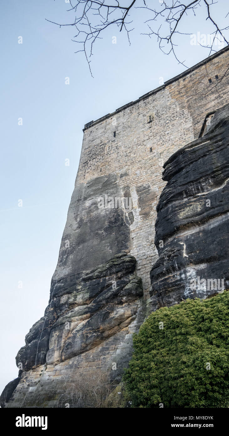 Eine beliebte Touristenattraktion - Festung Königstein. Details der großen Mauer bauen auf Sandstein. (Deutschland) Stockfoto