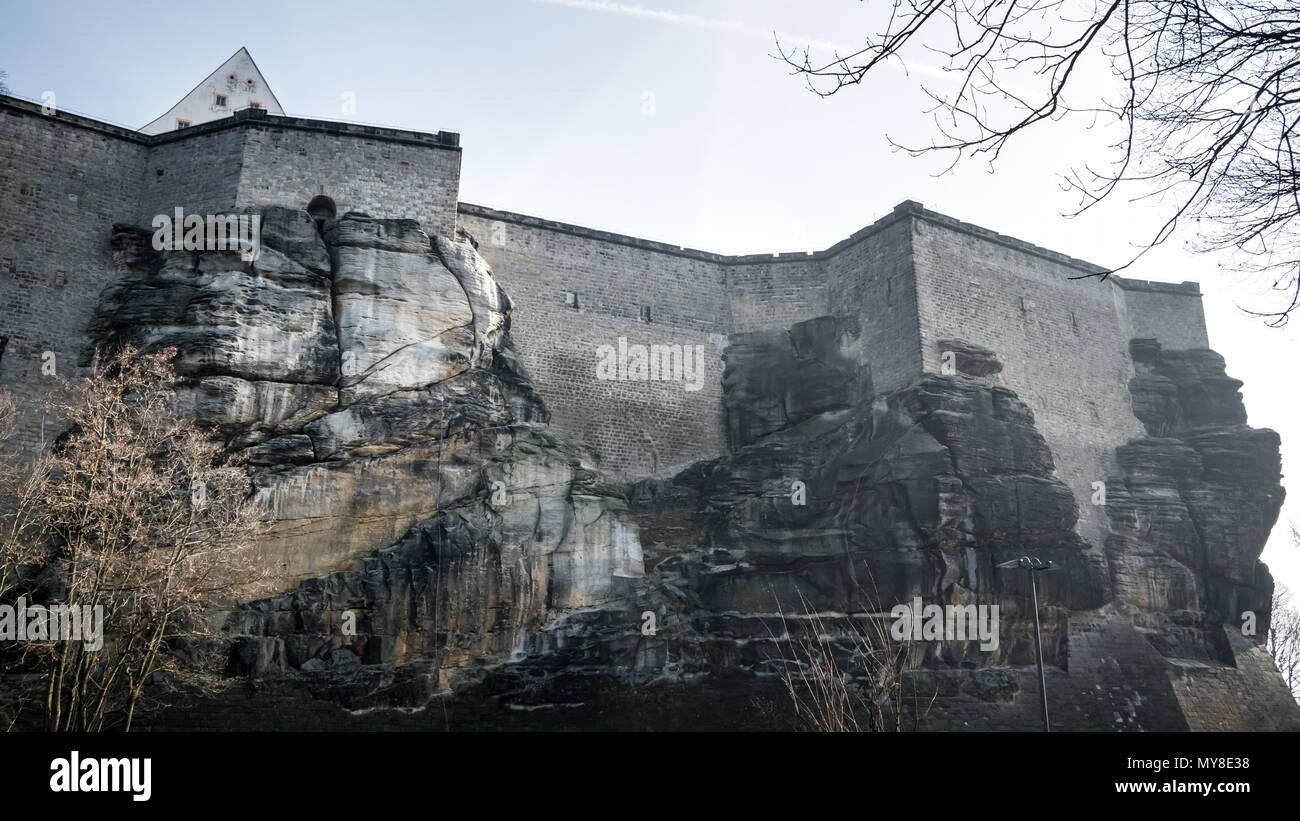 Eine beliebte Touristenattraktion - Festung Königstein. Details der großen Mauer bauen auf Sandstein. (Deutschland) Stockfoto