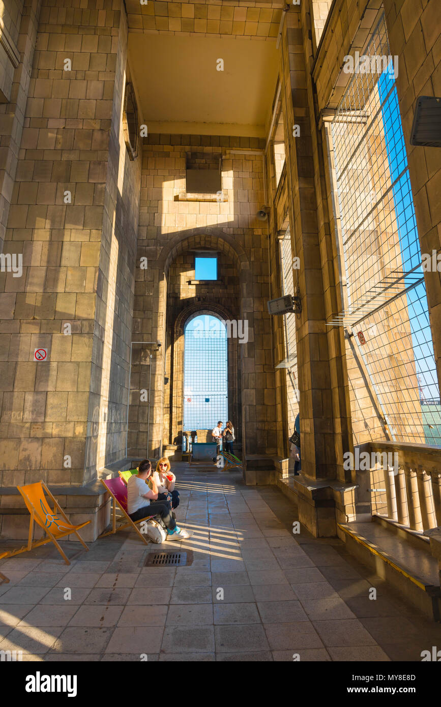 Ansicht der Touristen in der Beobachtung Terrasse an der Spitze des Palastes von Wissenschaft und Kultur im Zentrum von Warschau, Polen. Stockfoto