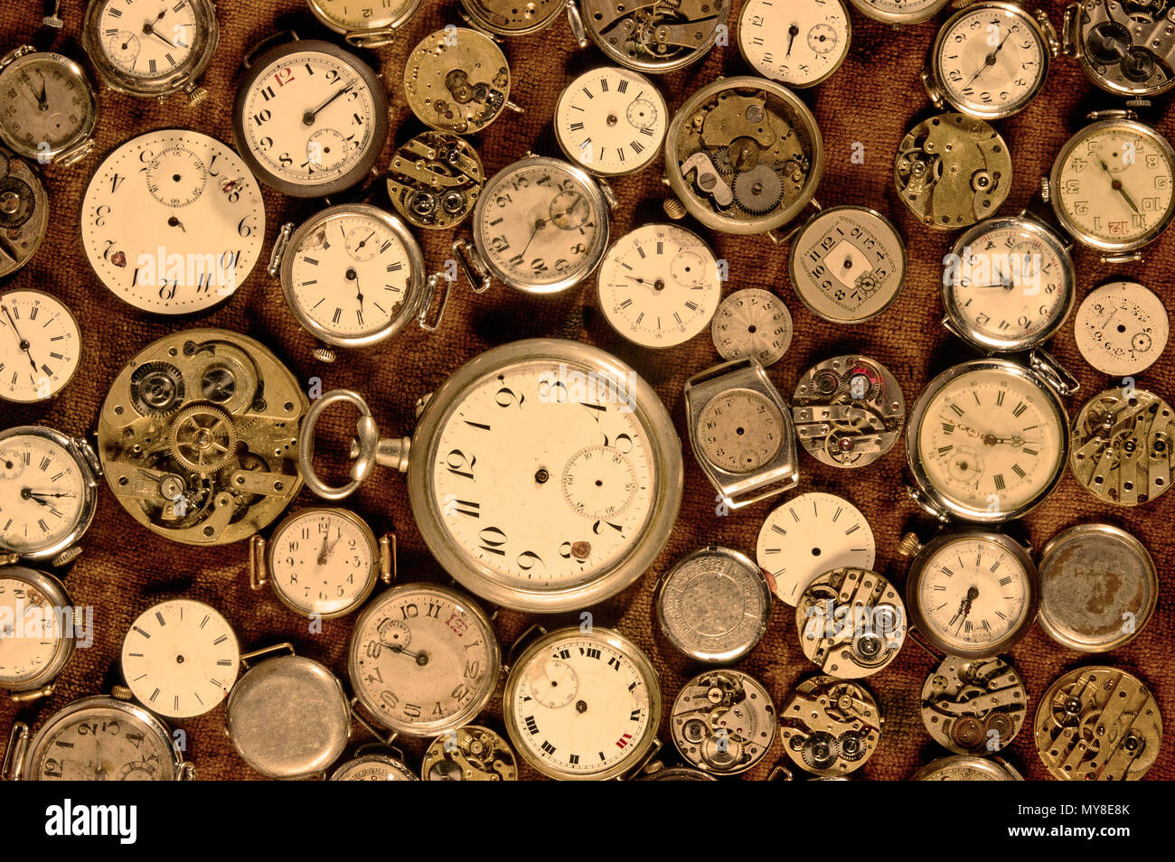 Alte Armbanduhren und Teile. Jahrgang. Stockfoto