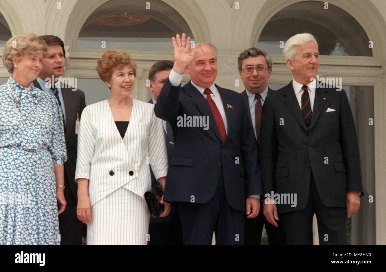 Ein Gruppenfoto außerhalb der Villa Hammerschmidt zeigt (L-R) Marianne von Weizsaecker, Raisa Gorbacheva, Michail Gorbatschow, und Bundespraesident Richard von Weizsaecker in Bonn, Deutschland, am 12. Juni 1989. | Verwendung weltweit Stockfoto