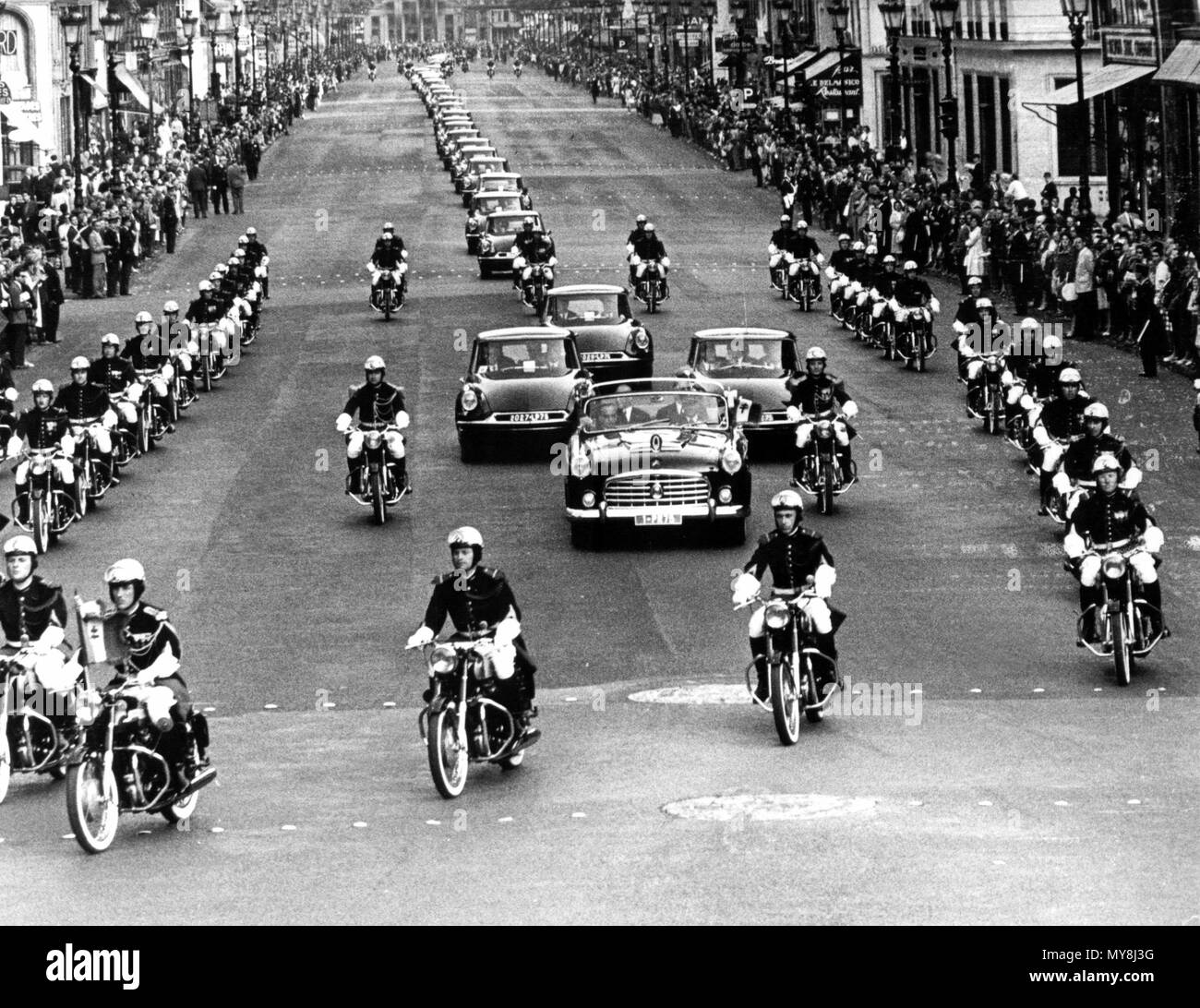 Bundeskanzler Konrad Adenauer und der französische Präsident Charles de Gaulle in einem offenen Wagen, begleitet von einem Motorrad escort auf der Avenue de l Opera in Paris, Frankreich, am 02. Juli 1962. | Verwendung weltweit Stockfoto