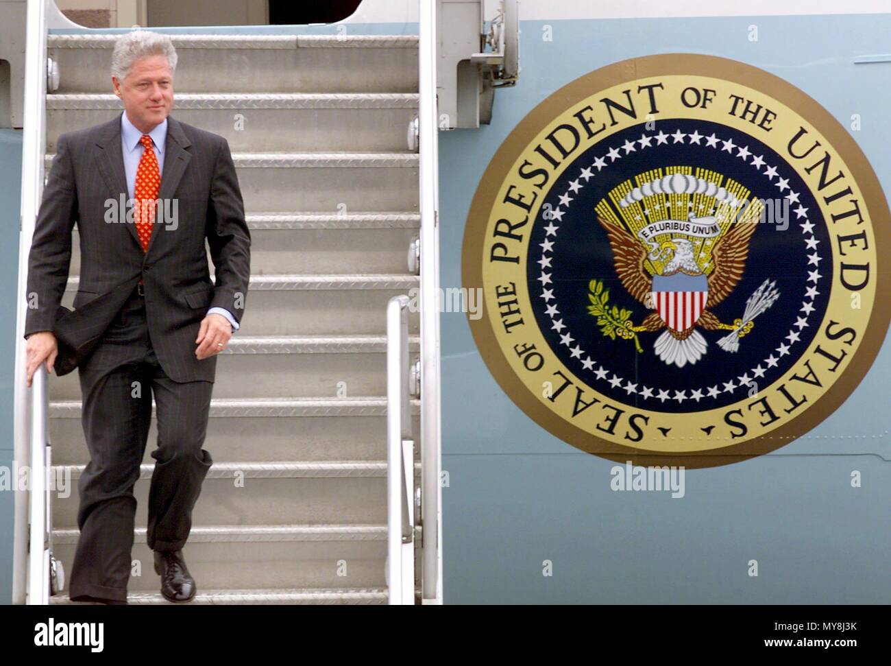 US-Präsident Bill Clinton verlässt das Flugzeug des Präsidenten "Airforce One" bei der US-Basis in Spangdahlem am 5. Mai 1999. | Verwendung weltweit Stockfoto