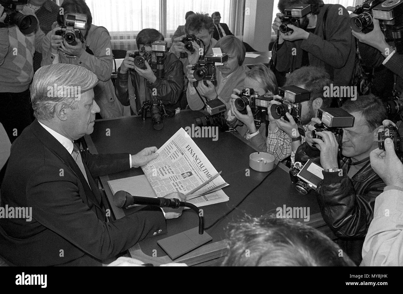 Helmut Schmidt (L, SPD) liest die Financial Times vor Fotografen. Der ehemalige Bundeskanzler Helmut Schmidt (L, SPD) erschien als Zeuge vor dem Deutschen Bundestag Untersuchungsausschuss in der Flick - Affaere Am 29. Februar 1984. | Verwendung weltweit Stockfoto