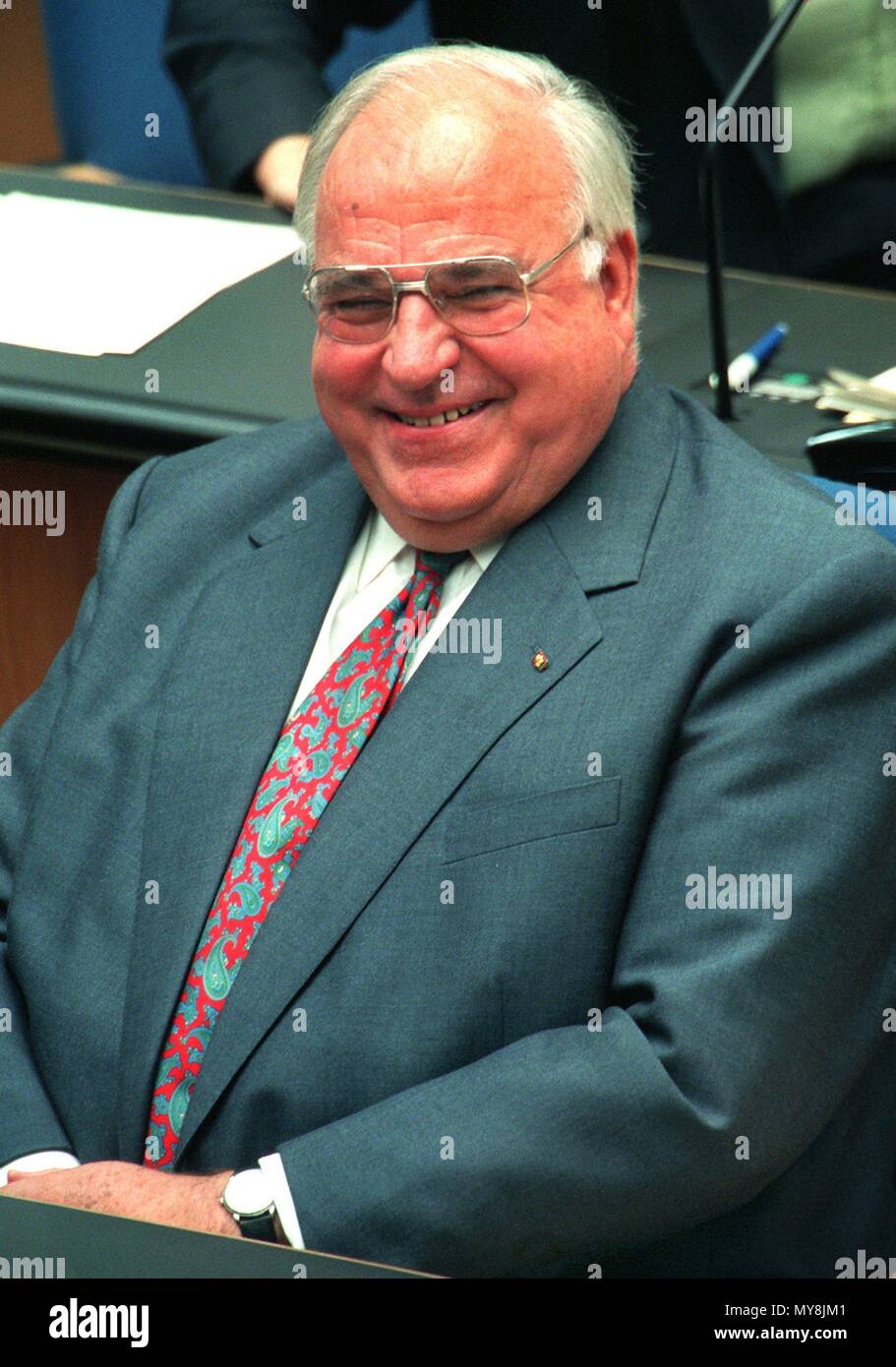 Bundeskanzler Helmut Kohl dargestellt, nachdem die Ergebnisse der ...