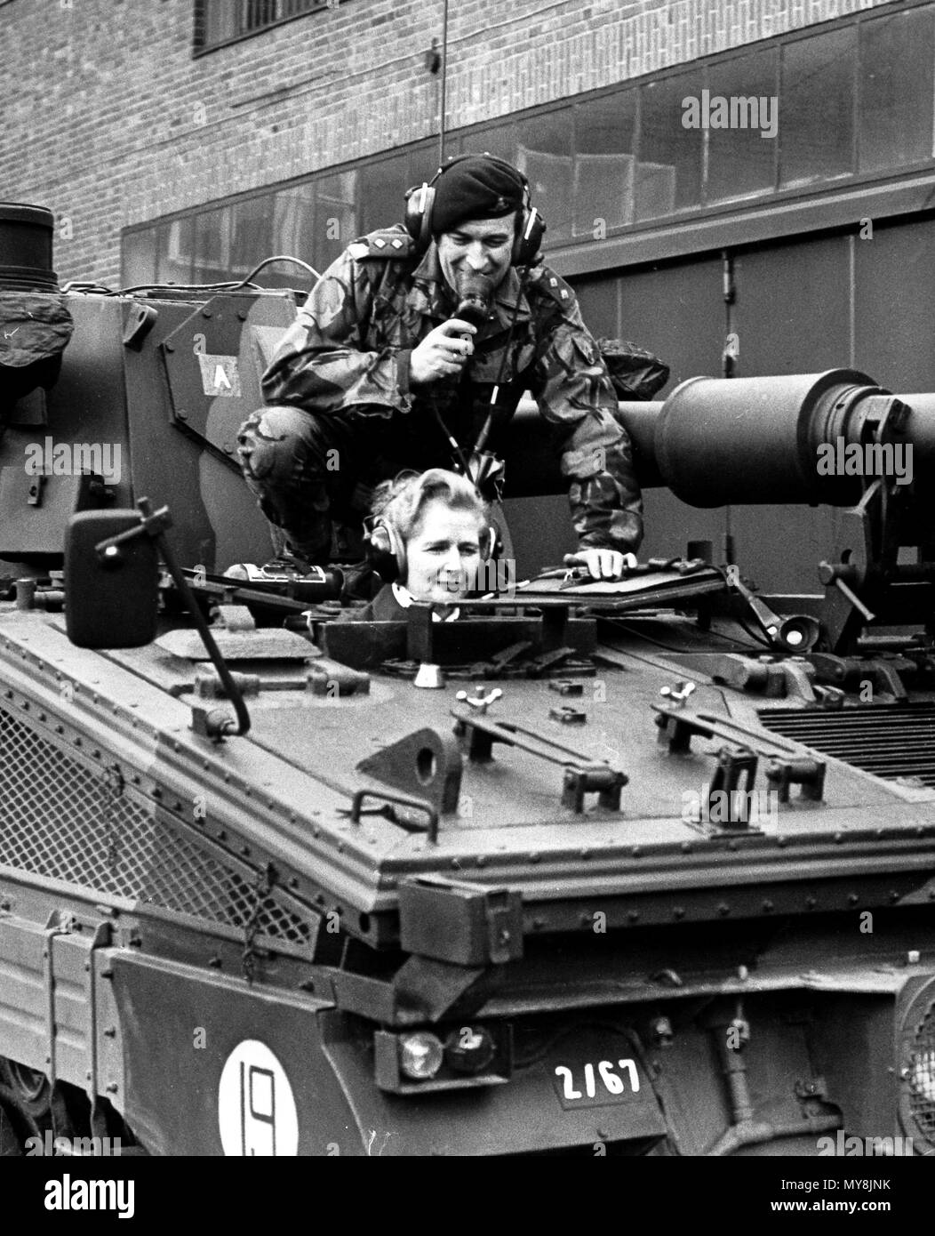 Margret Thatcher sitzen in einem Tank am 7. Signal-Regiment in Herford, Deutschland am 23. Januar 1976. Hinter ihr ist Leutnant Parradine. Der Führer der oppositionellen britischen Konservativen, Margret Thatcher, besucht die britischen Truppen in der Bundesrepublik Deutschland zum ersten Mal stationiert, und Herford war die erste Station auf Ihrer Reise. | Verwendung weltweit Stockfoto