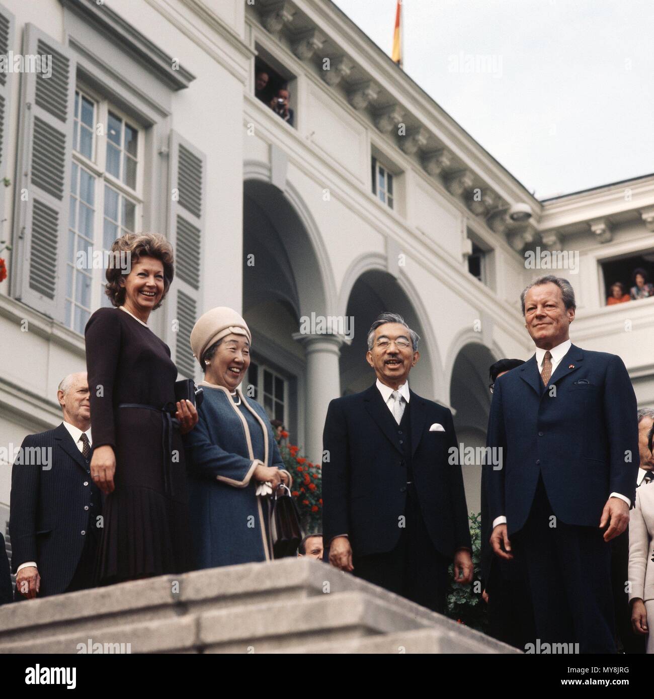 (L - R) Rut Brandt, Kaiserin Nagako, Kaiser Hirohito und Bundeskanzler Willy Brandt vor dem Kanzleramt am 13. Oktober 1971, den letzten Tag der 3-tägigen Staatsbesuch des japanischen Kaiser und Kaiserin. | Verwendung weltweit Stockfoto