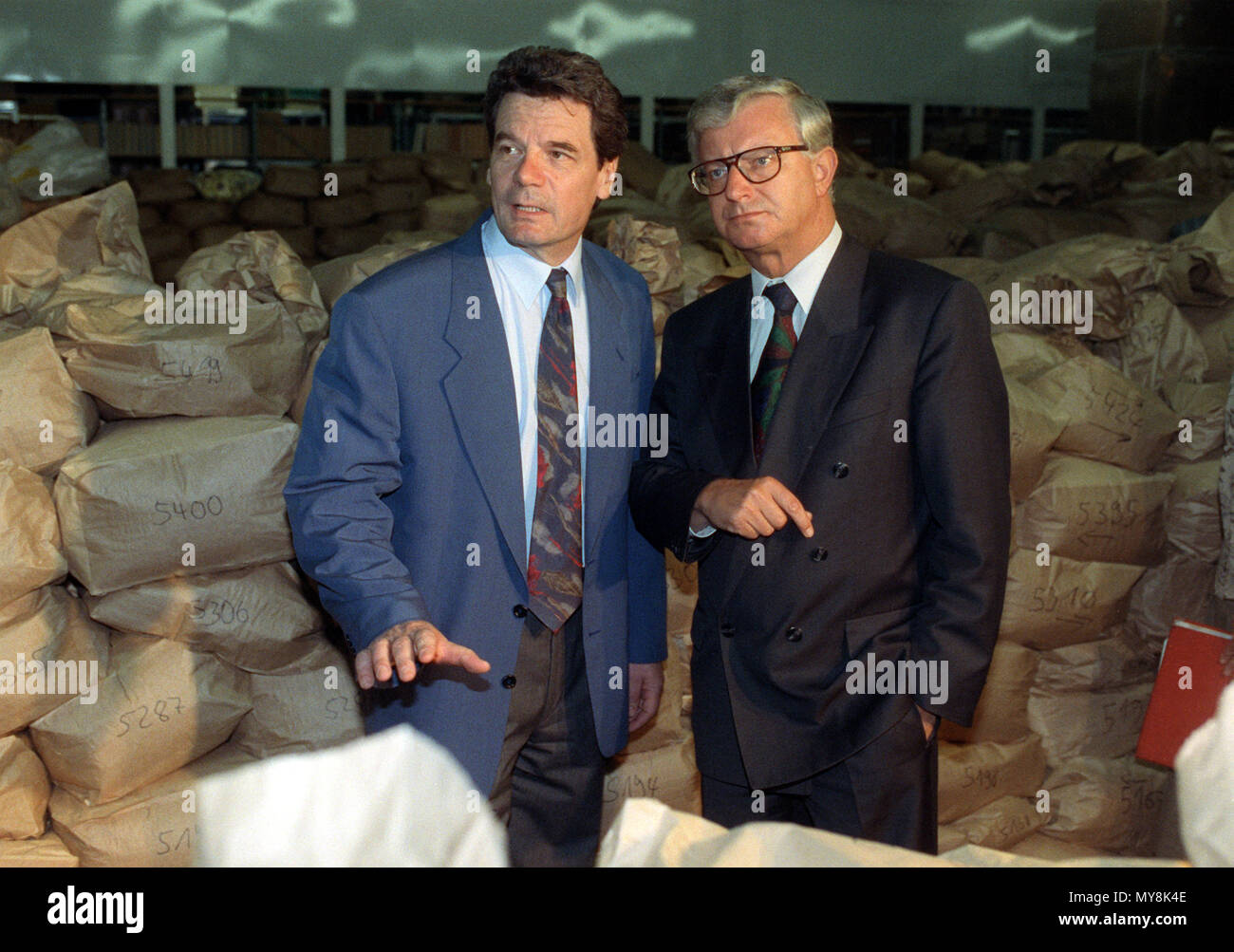 Datei - eine Datei Foto zeigt deutsche Innenminister Rudolf Seiters (R) Besuch der Stasi Archiv auf normannenstraße in Berlin, Deutschland, 09. Juni 1992. Kurz vor der Wiedervereinigung, ehemaliger DDR-Geheimdienst Beamten gebracht Säcke von persönlichen Datum in den Bunker Zimmer zerstört werden. Bürgerrechtler stürmten das Gebäude, Ihren Plan vereiteln. Während seiner Tour von, was heute ein Bundesamt, Seiters wurde durch den Leiter der Einrichtung beizufügen, Joachim Gauck (L). (Ber) 02-090692 | Verwendung weltweit Stockfoto