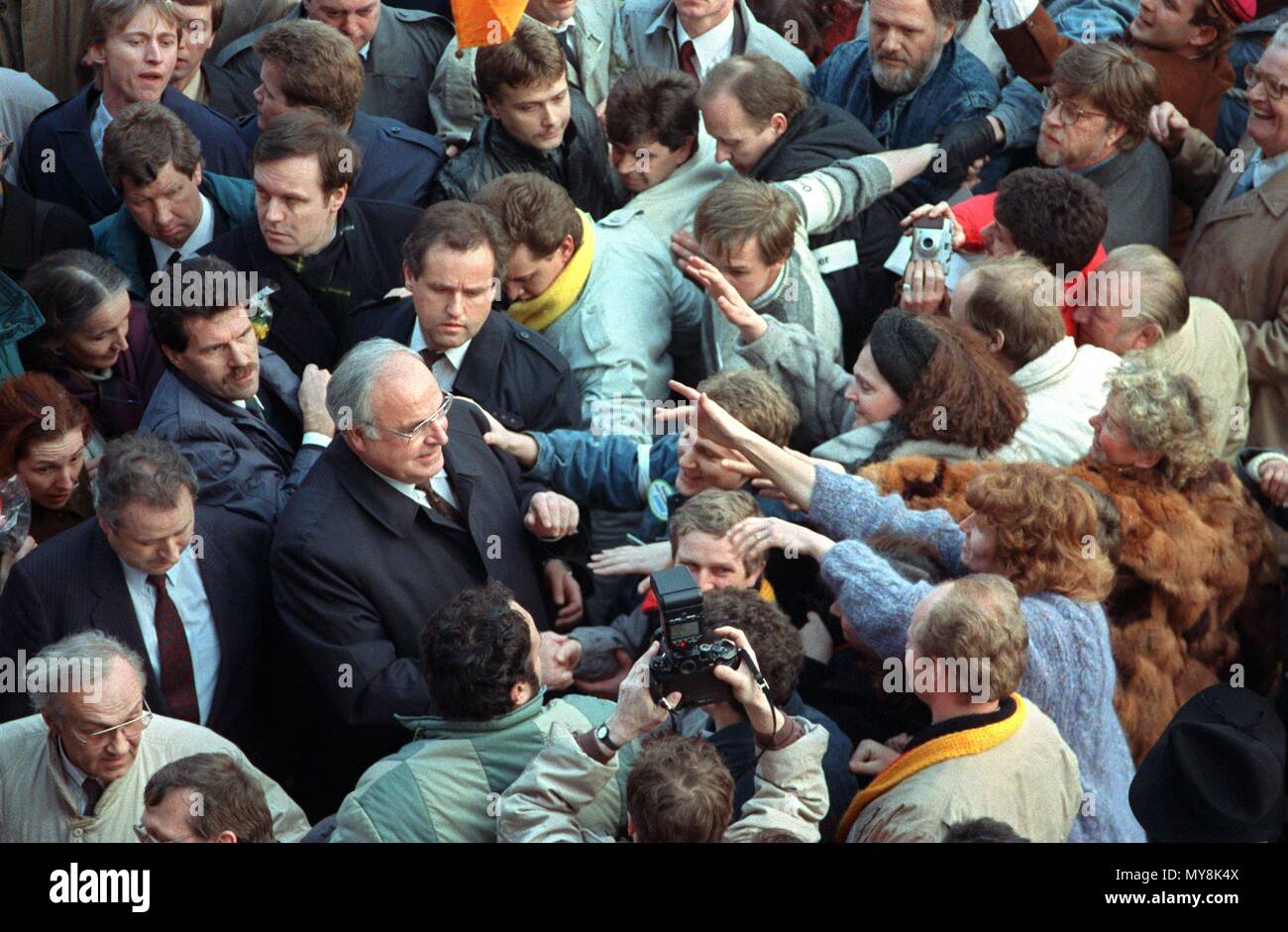 Bundeskanzler Helmut Kohl (CDU) wird von begeisterten Anhängern bei einer Wahlkampfveranstaltung in Leipzig am 14. März 1990 begrüßt. Am 18. März 1990, den ersten freien Wahlen in der DDR-Volkskammer (Parlament) in 40 Jahren abgehalten wurden. | Verwendung weltweit Stockfoto