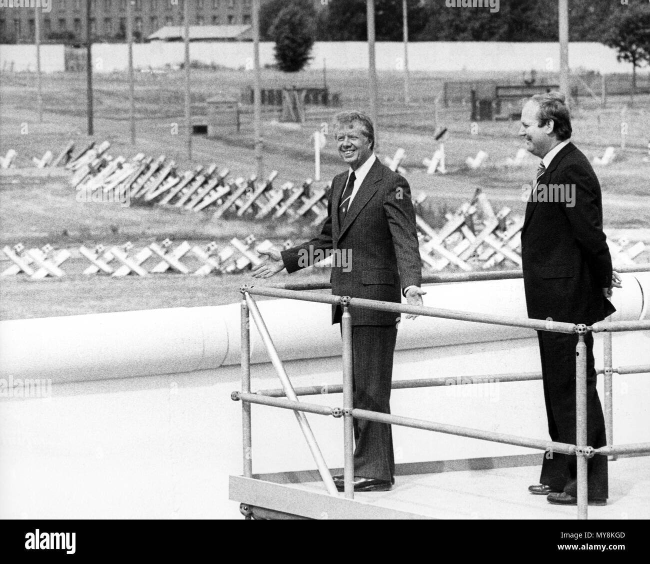US-Präsident Jimmy Carter (L) und Bürgermeister von West Berlin Dietrich Stobbe (R) Anzeigen der Berliner Mauer am Potsdamer Platz in Berlin, FRG, 15. Juli 1978. | Verwendung weltweit Stockfoto
