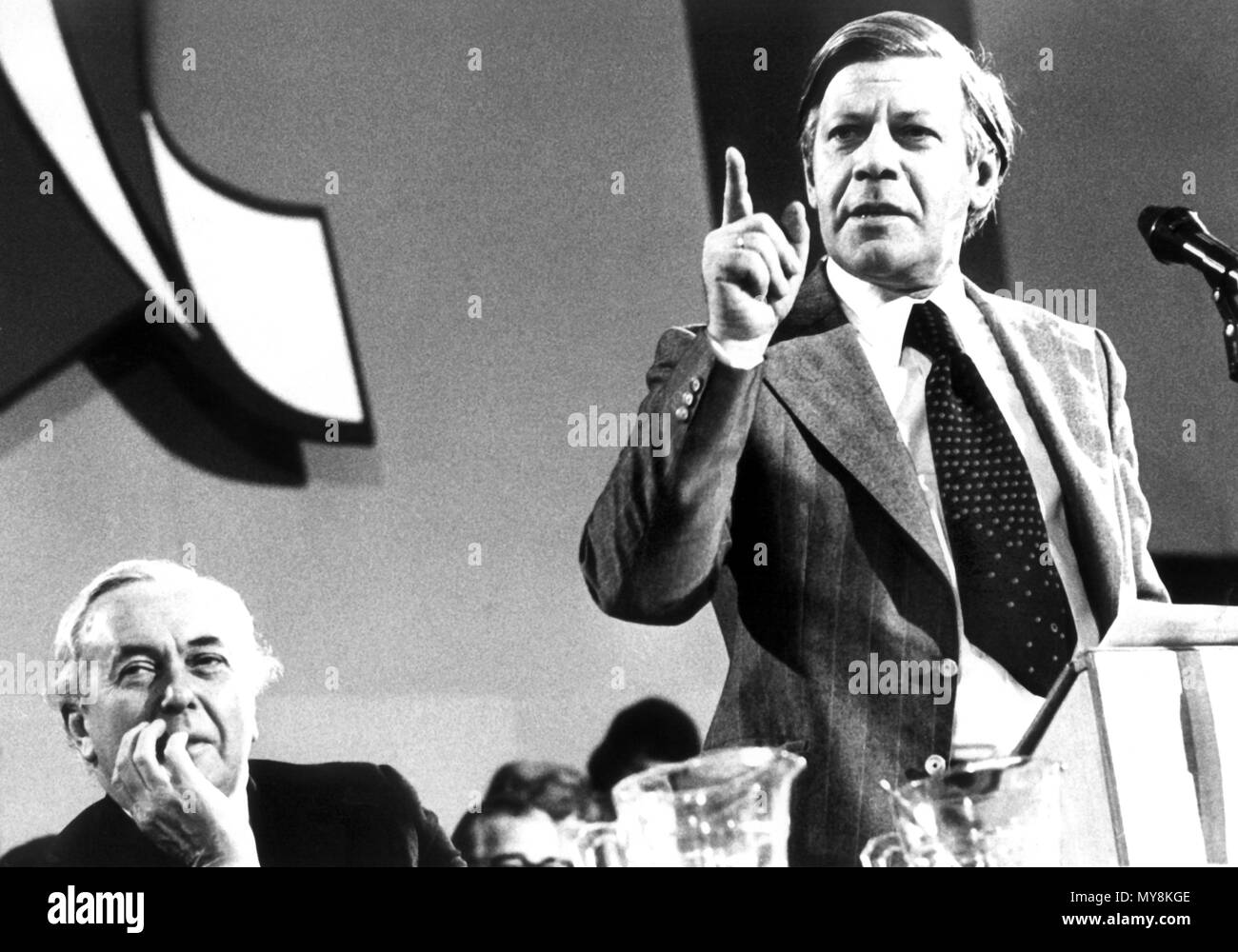 Bundeskanzler Helmut Schmidt in seiner Rede auf der jährlichen Konferenz der britischen Labour Party in Westminster Palace in London am 20. November 1974. Im Hintergrund ist der britische Premierminister Harold Wilson. | Verwendung weltweit Stockfoto