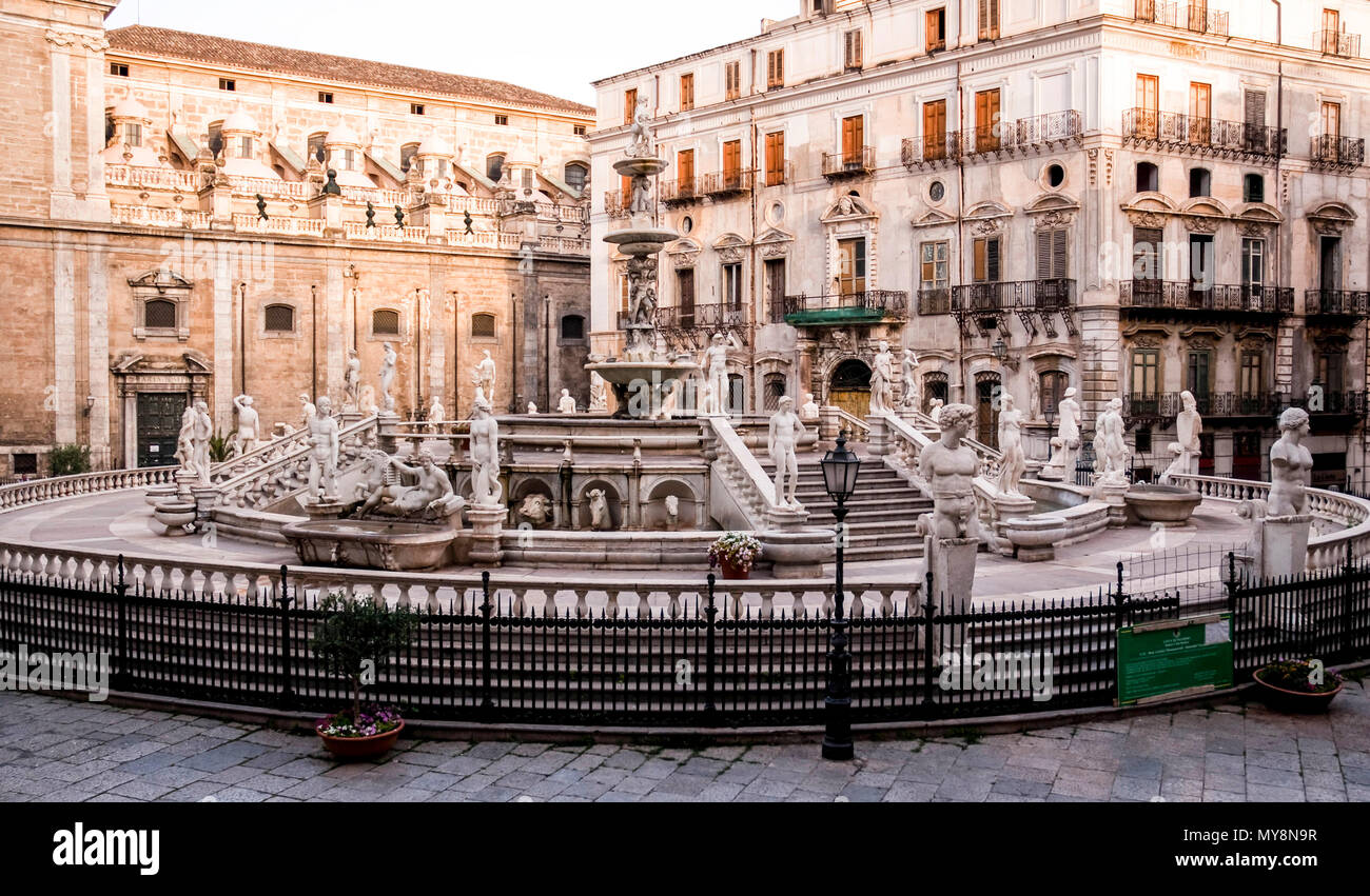 PALERMO - 10. Juni: Blick auf den Springbrunnen von Schande auf barocke Piazza Pretoria, Palermo, Italien, Juni 10,2013. Stockfoto